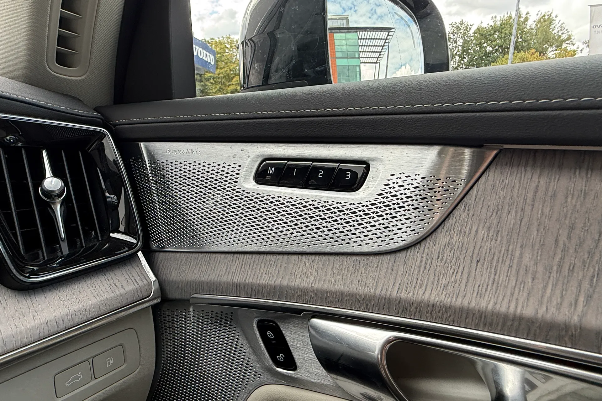 Volvo XC90 thumbnail image number 45