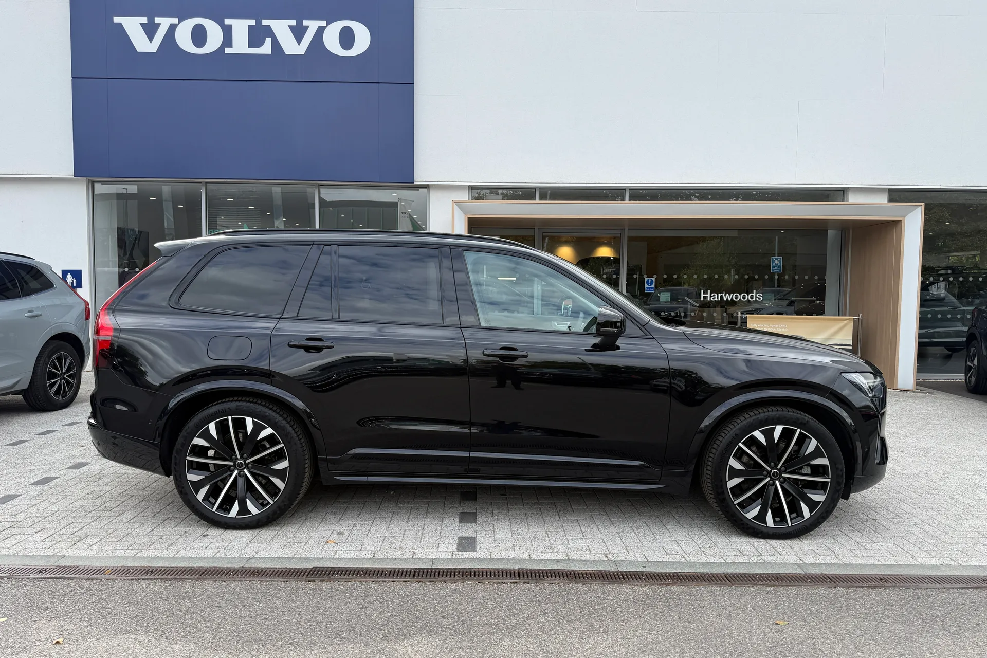 Volvo XC90 thumbnail image number 2