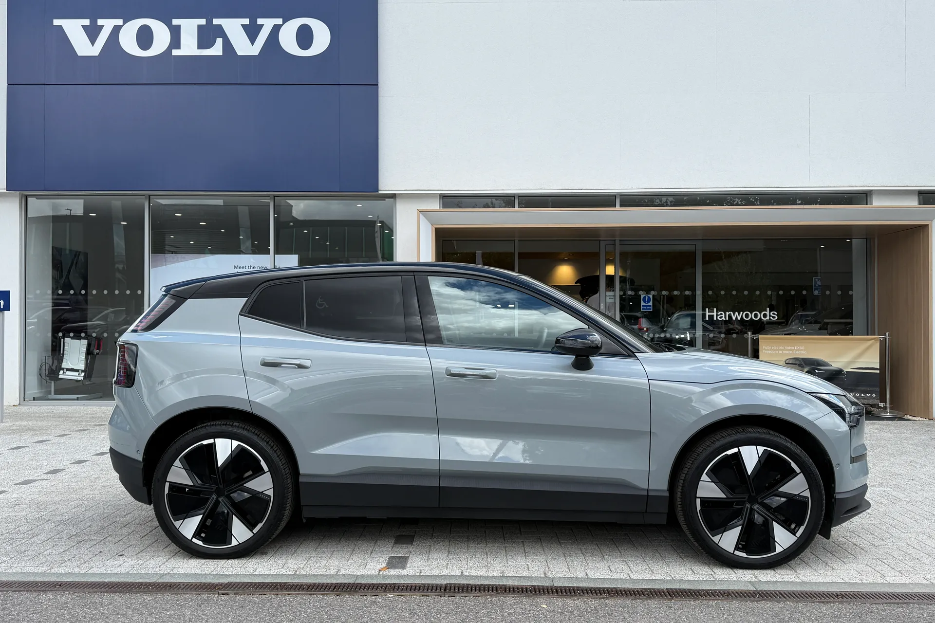 Volvo EX30 thumbnail image number 2