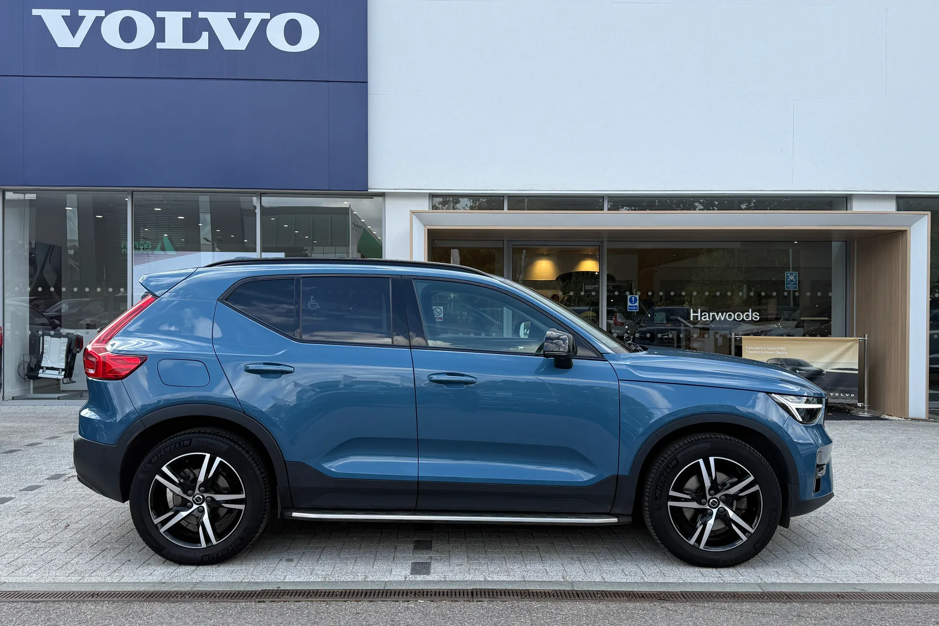 Volvo XC40 thumbnail image number 2