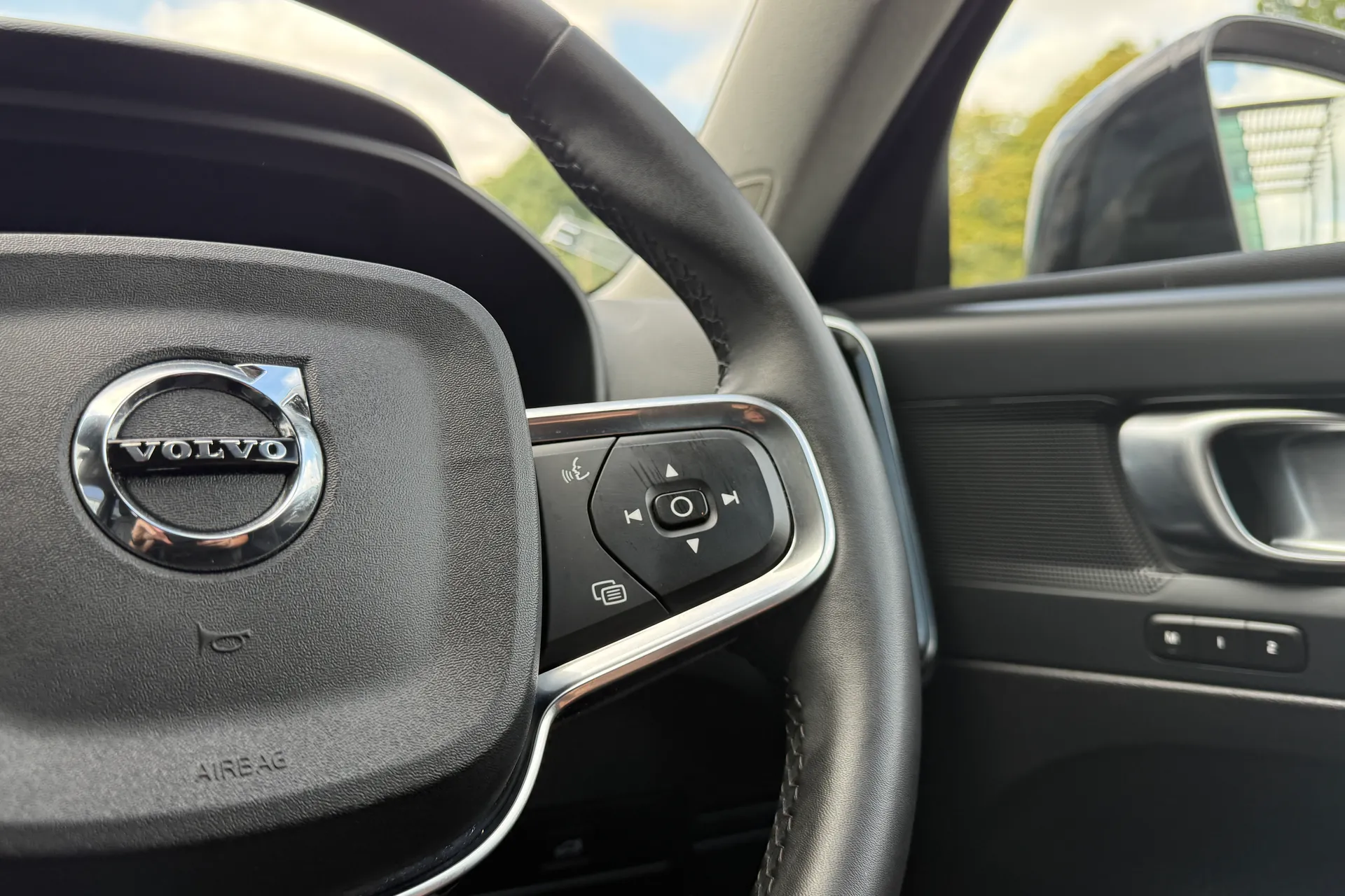 Volvo XC40 thumbnail image number 36