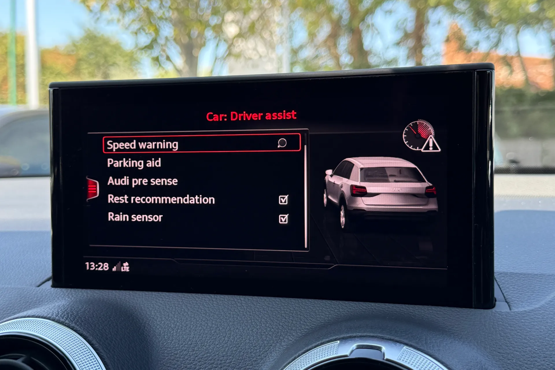 Audi Q2 thumbnail image number 12