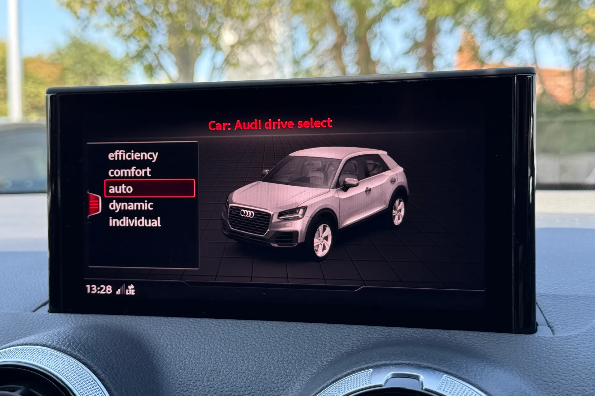 Audi Q2 thumbnail image number 11
