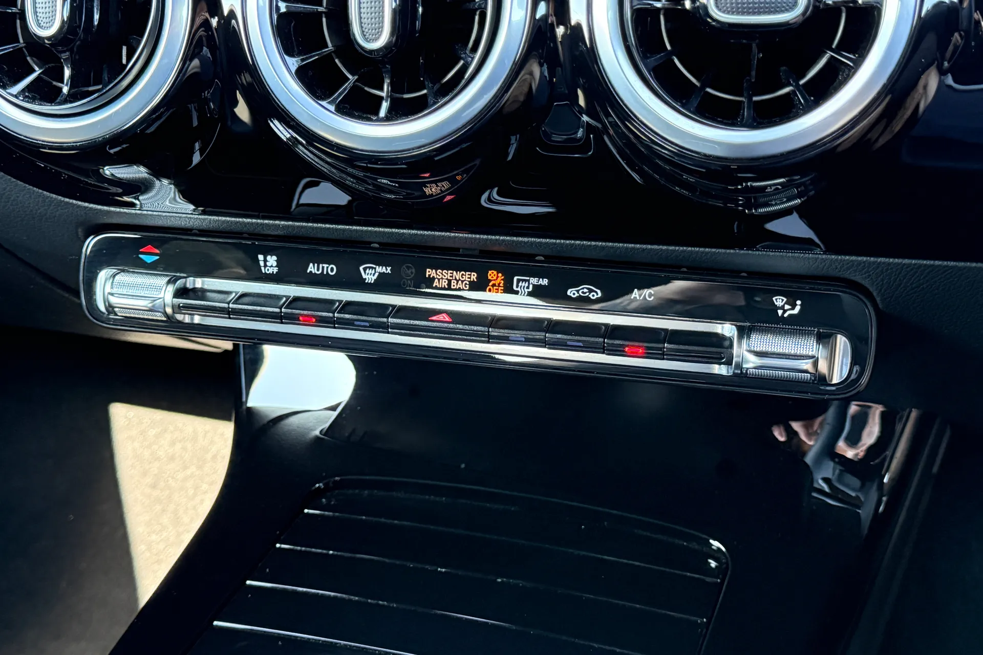 MERCEDES-BENZ CLA thumbnail image number 11