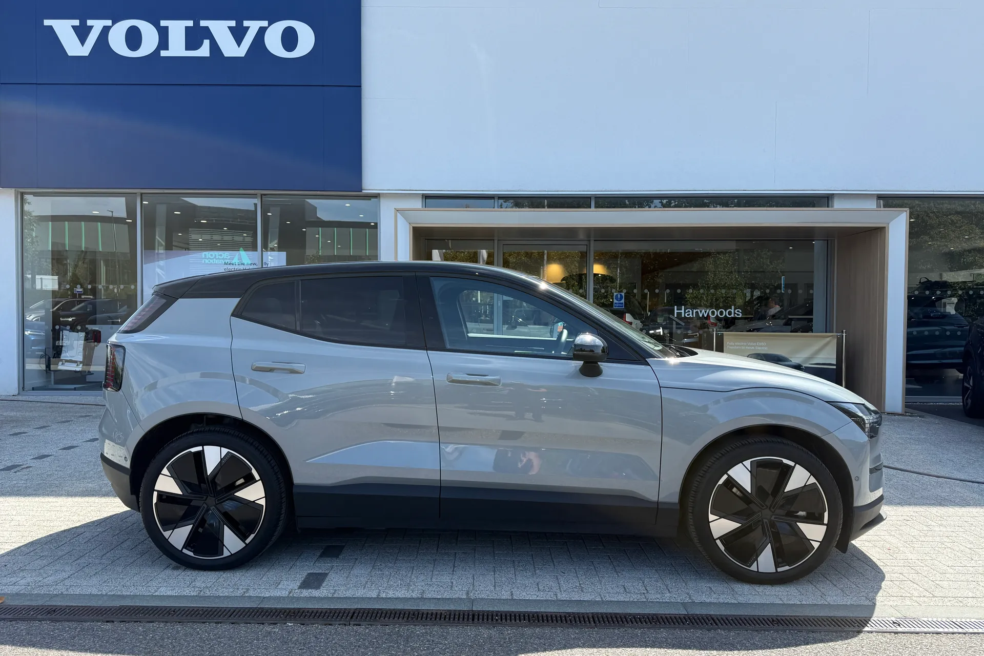 Volvo EX30 thumbnail image number 2