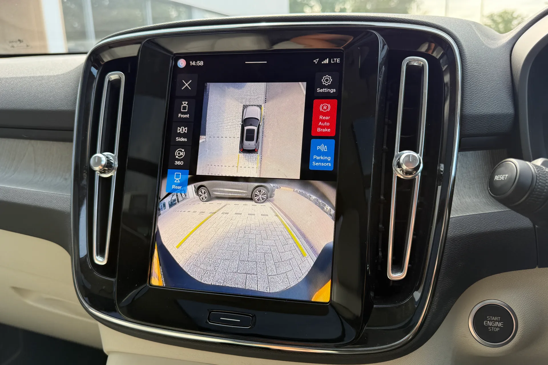 Volvo XC40 thumbnail image number 4