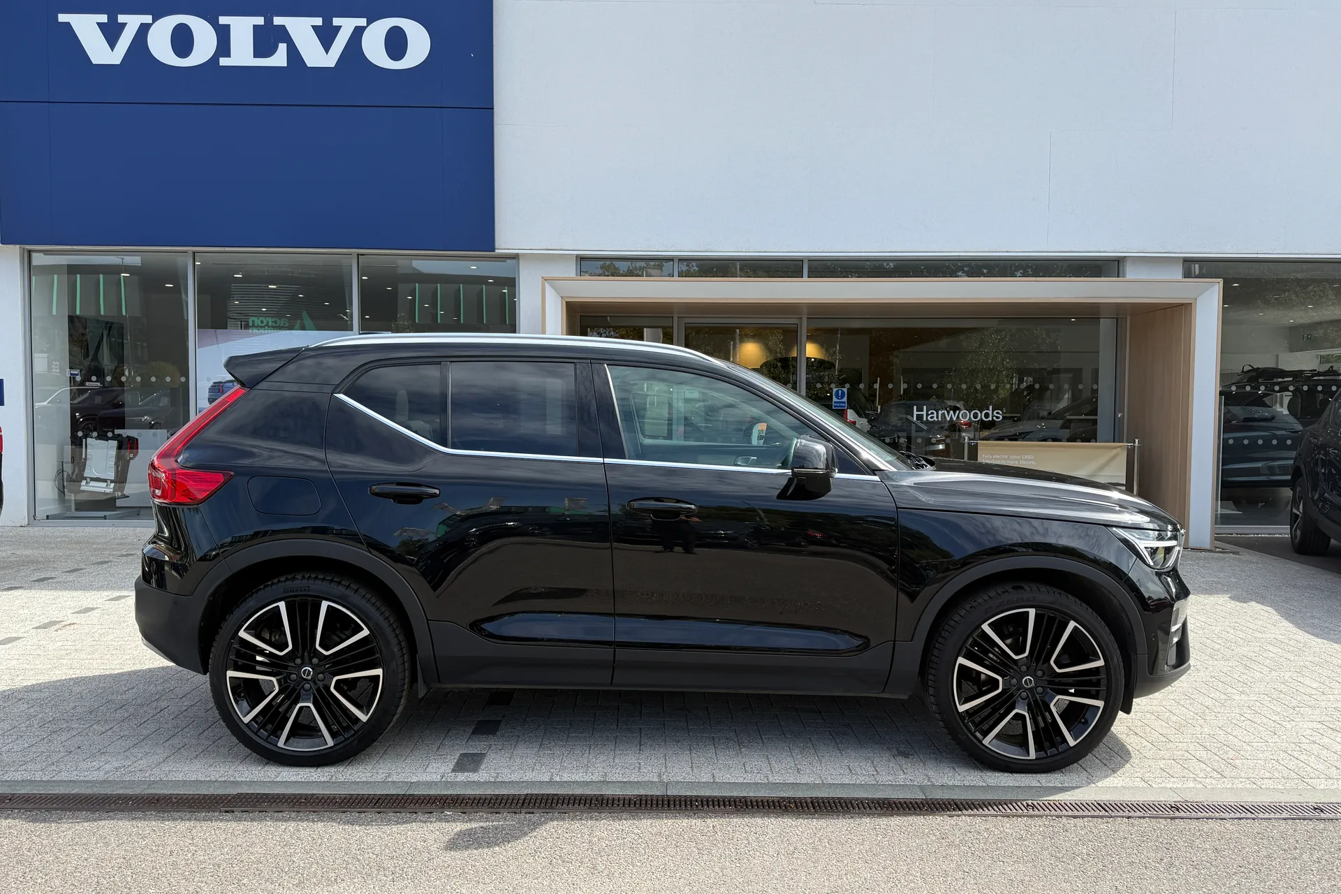 Volvo XC40 thumbnail image number 2