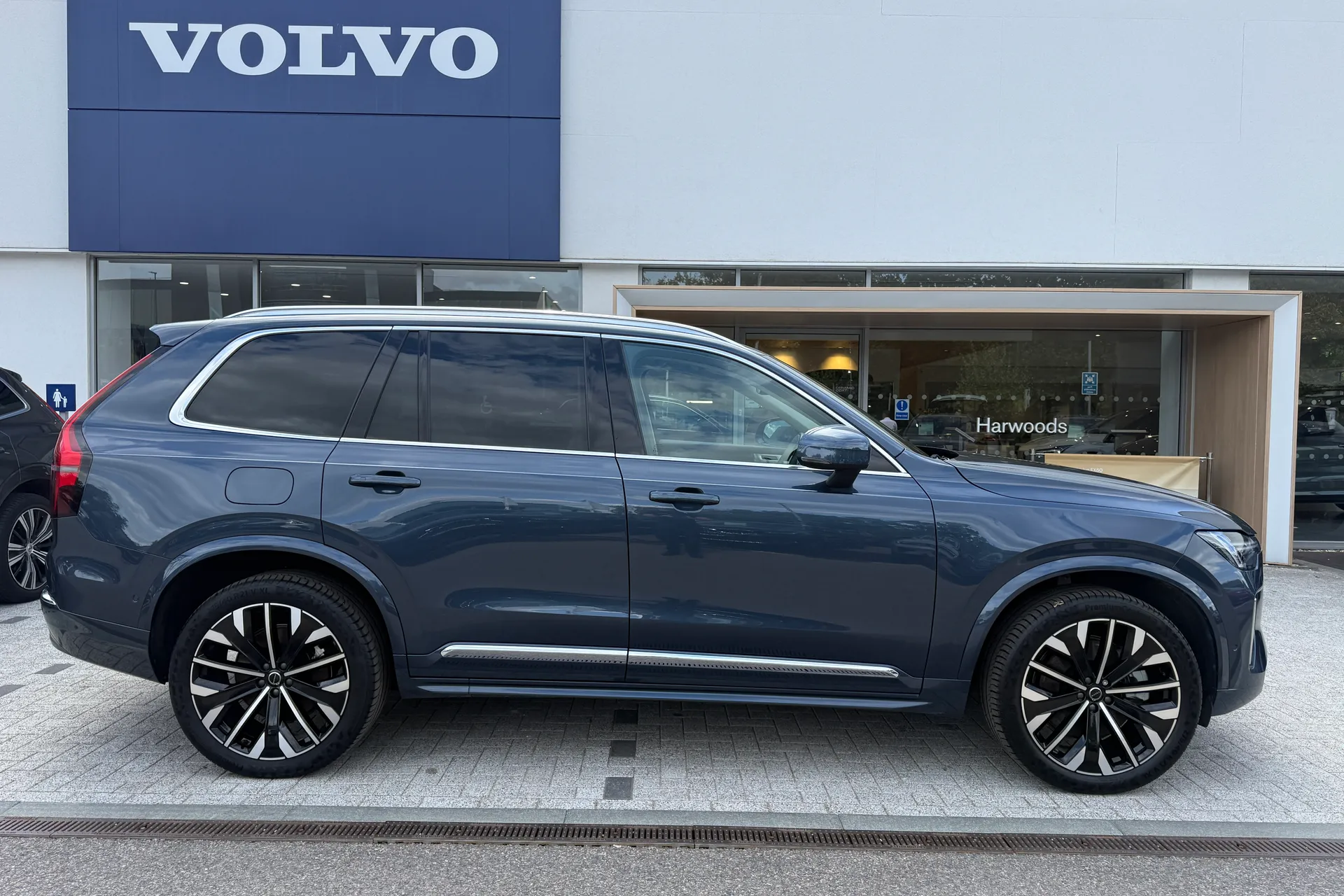 Volvo XC90 thumbnail image number 2