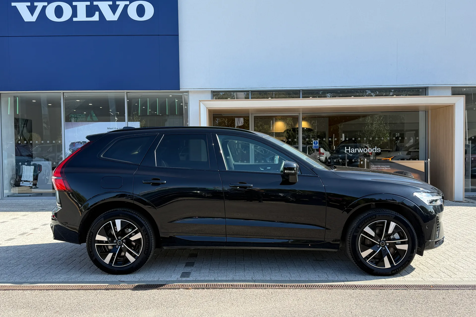 Volvo XC60 thumbnail image number 2