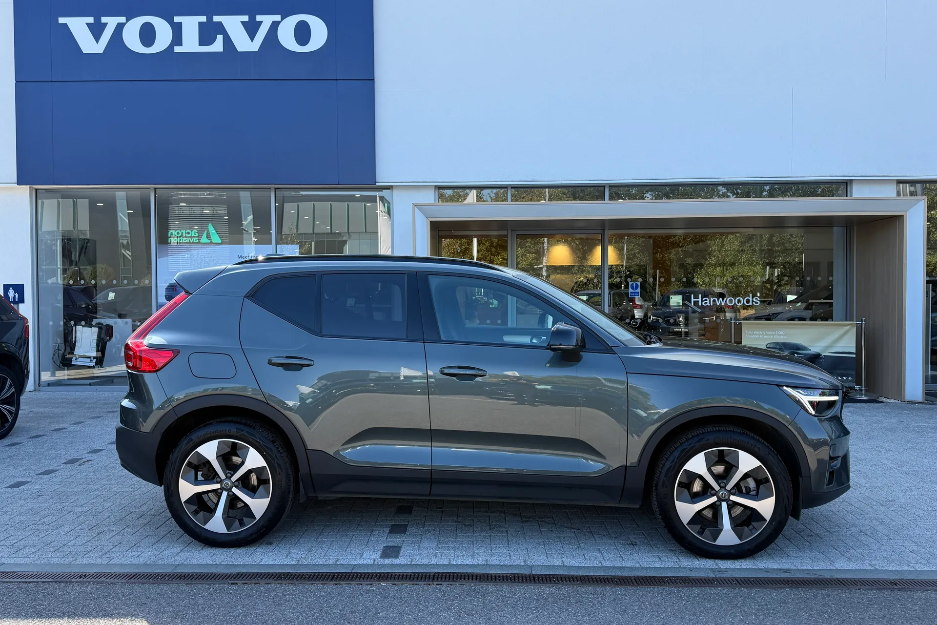 Volvo XC40 thumbnail image number 2