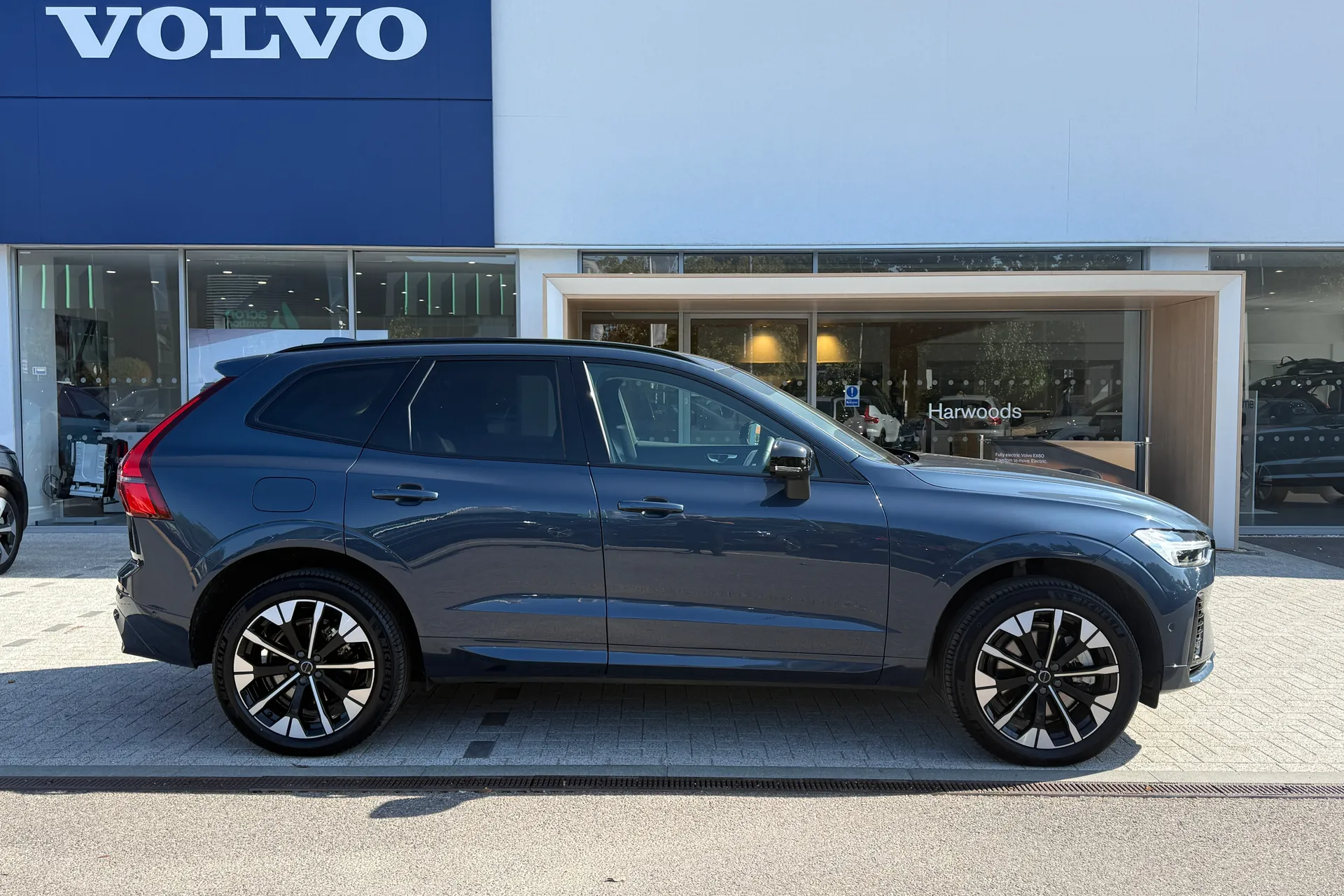 Volvo XC60 thumbnail image number 2