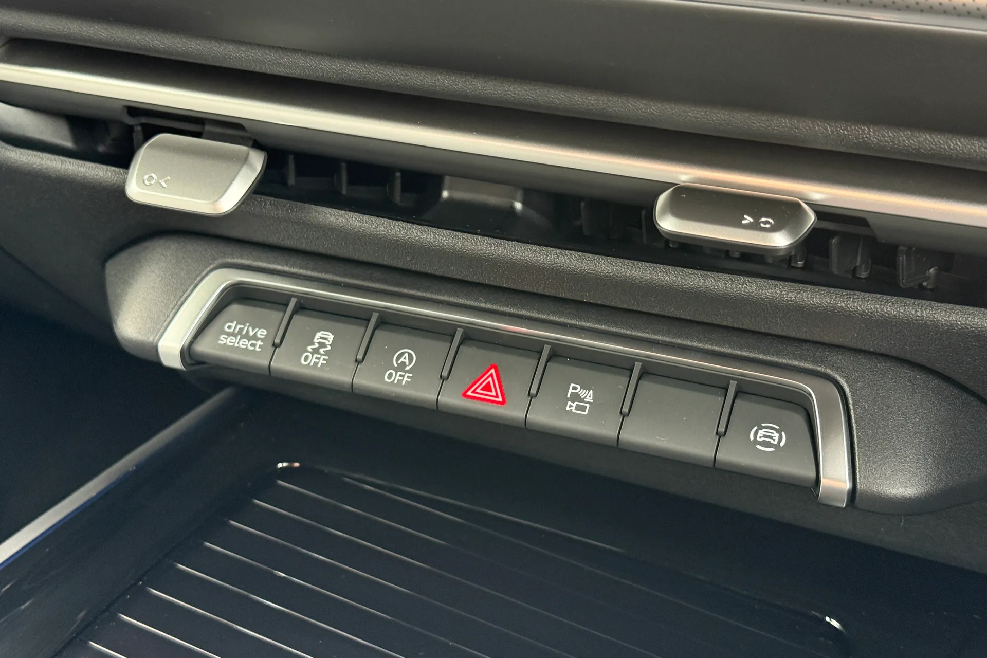 Audi Q3 thumbnail image number 28