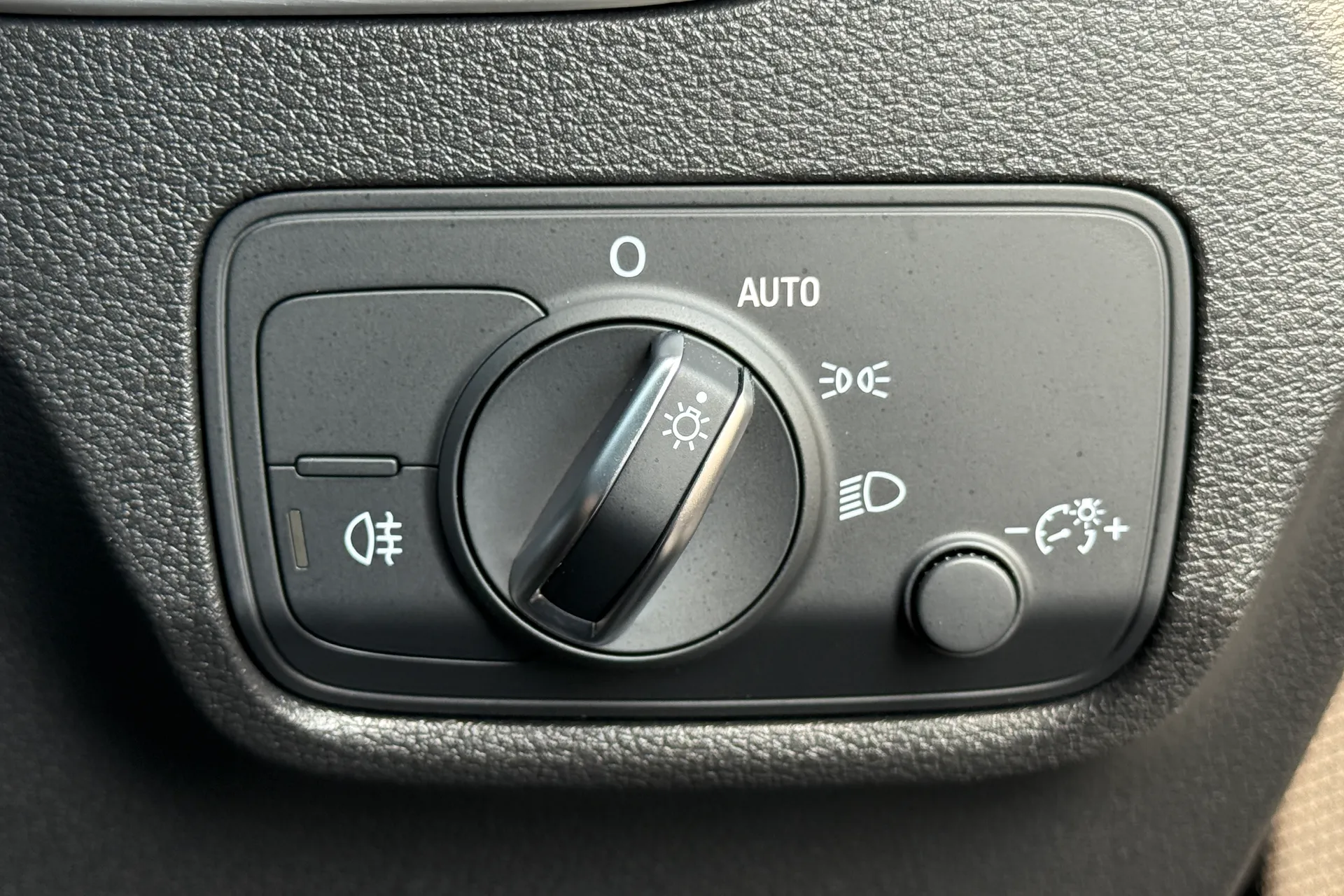 Audi Q2 thumbnail image number 25