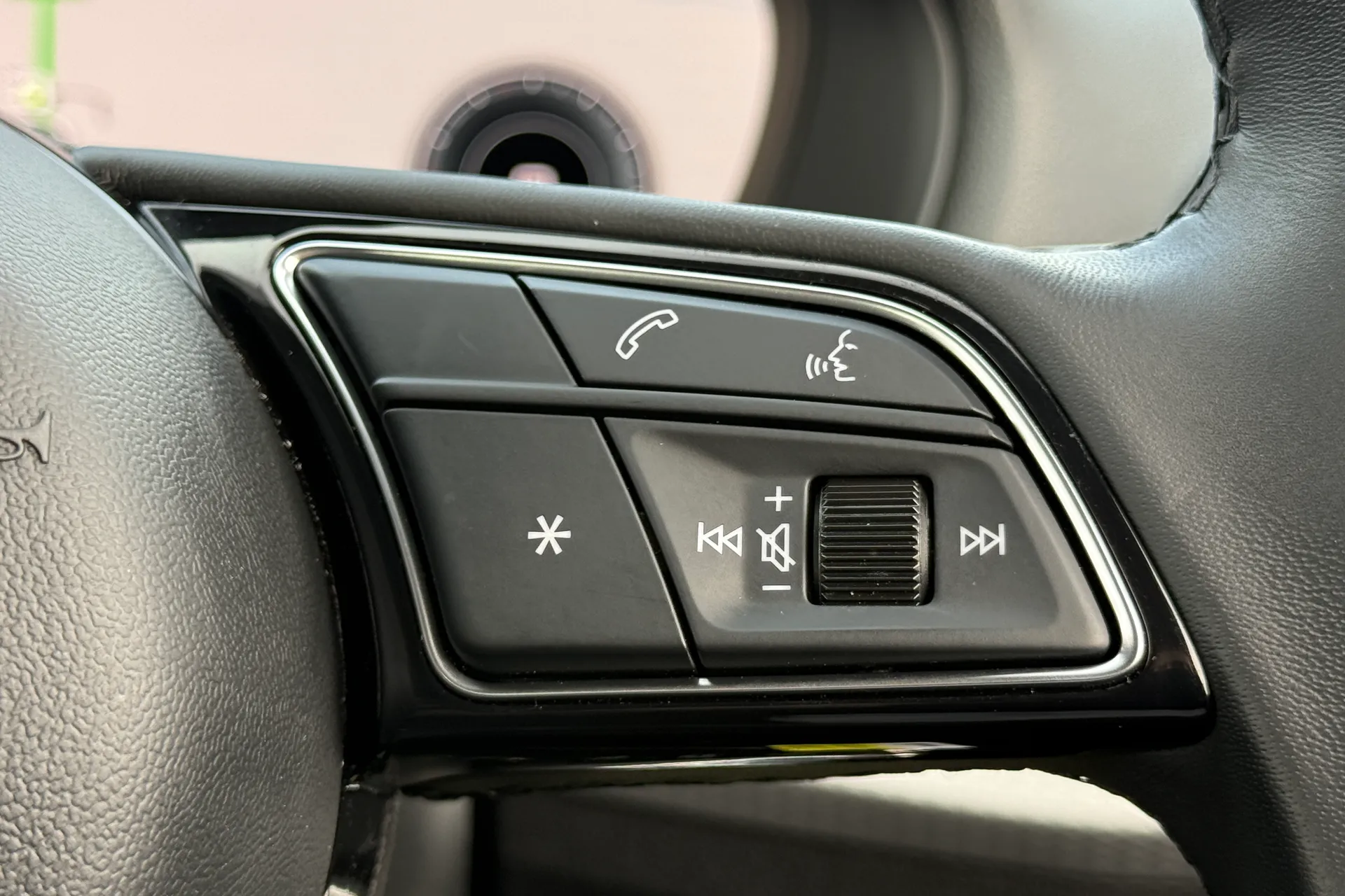 Audi Q2 thumbnail image number 18