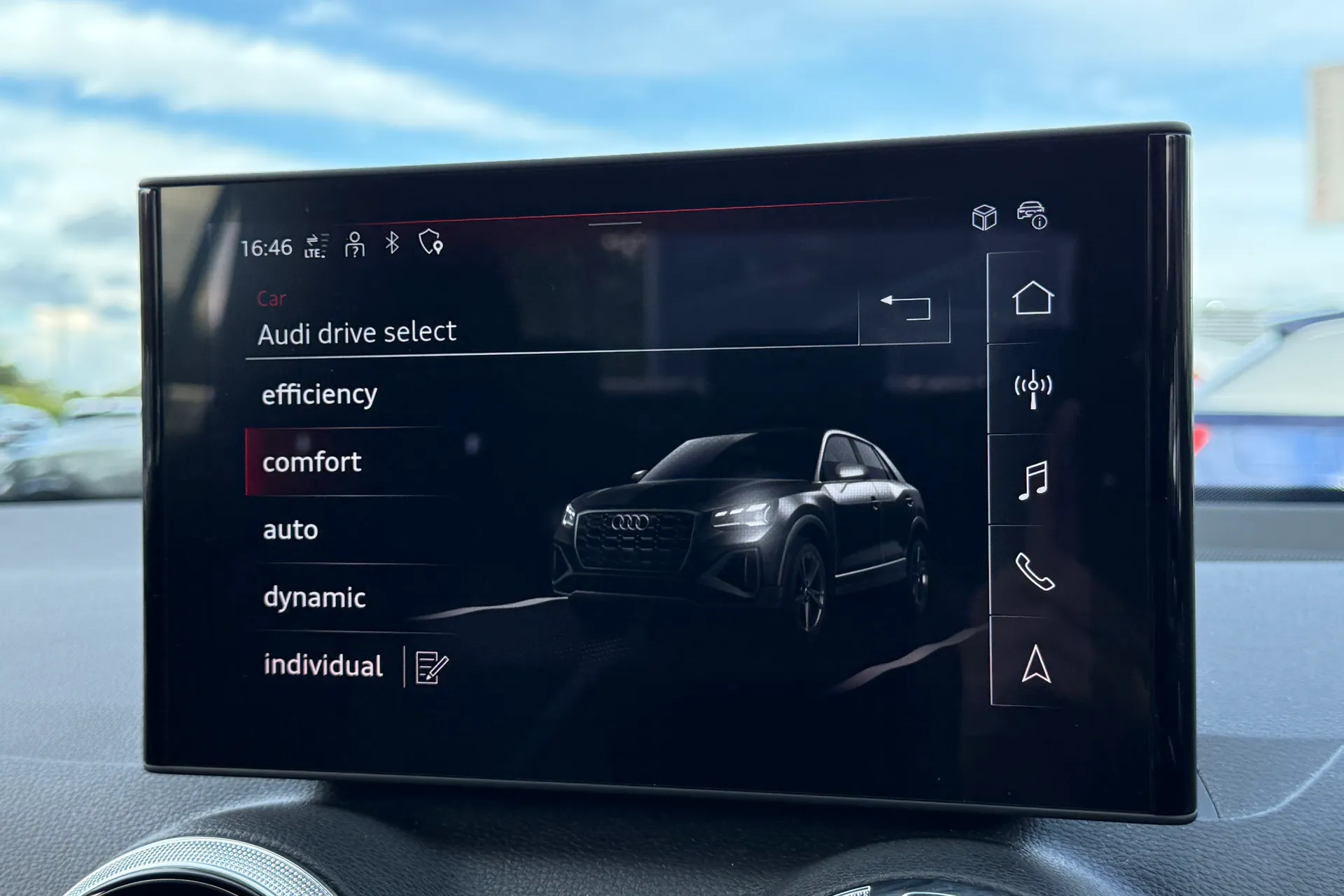 Audi Q2 thumbnail image number 8