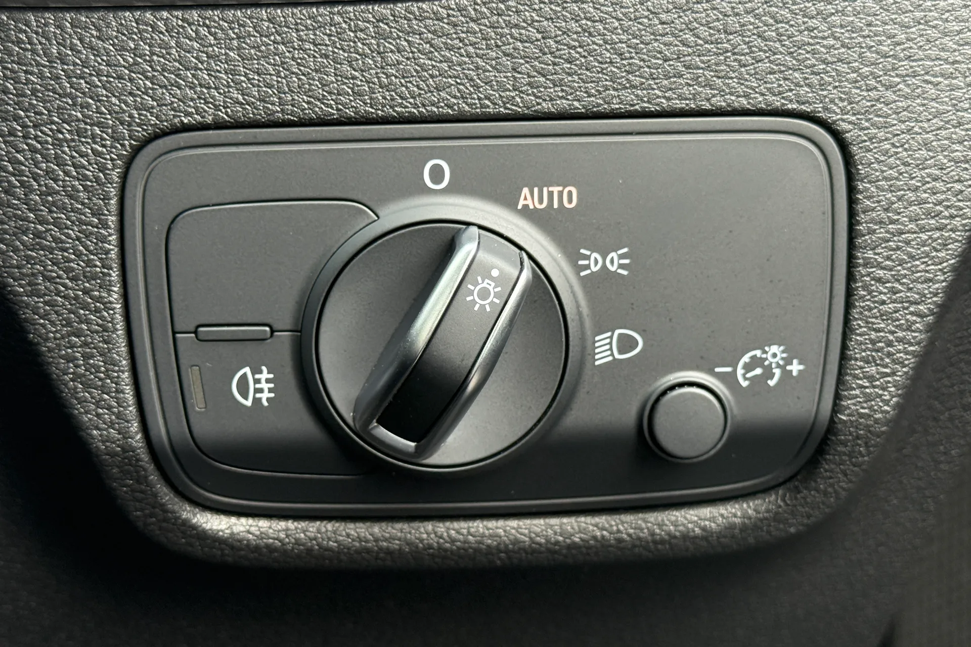 Audi Q2 thumbnail image number 19