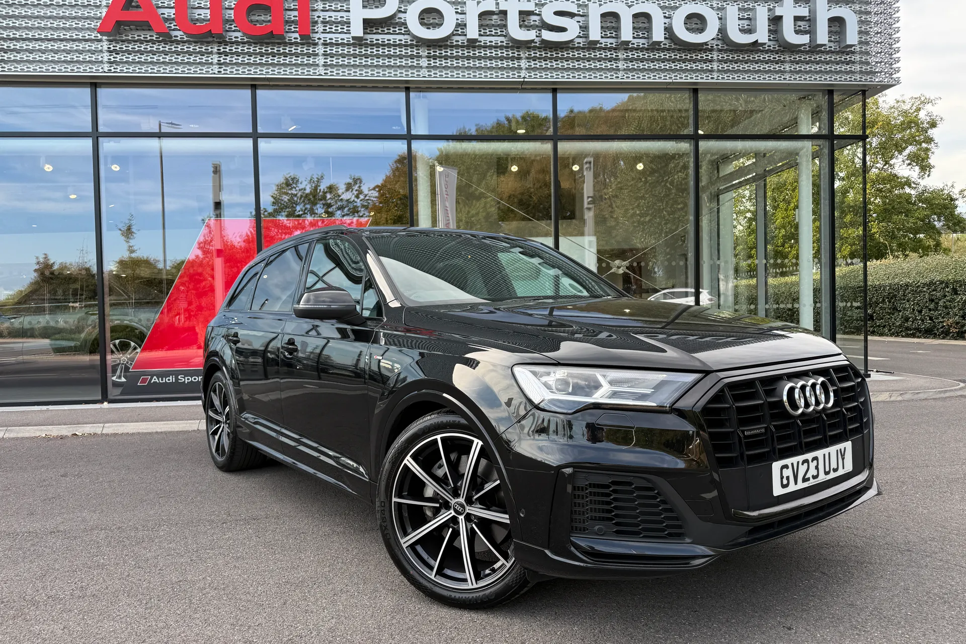 Audi Q7 focused image