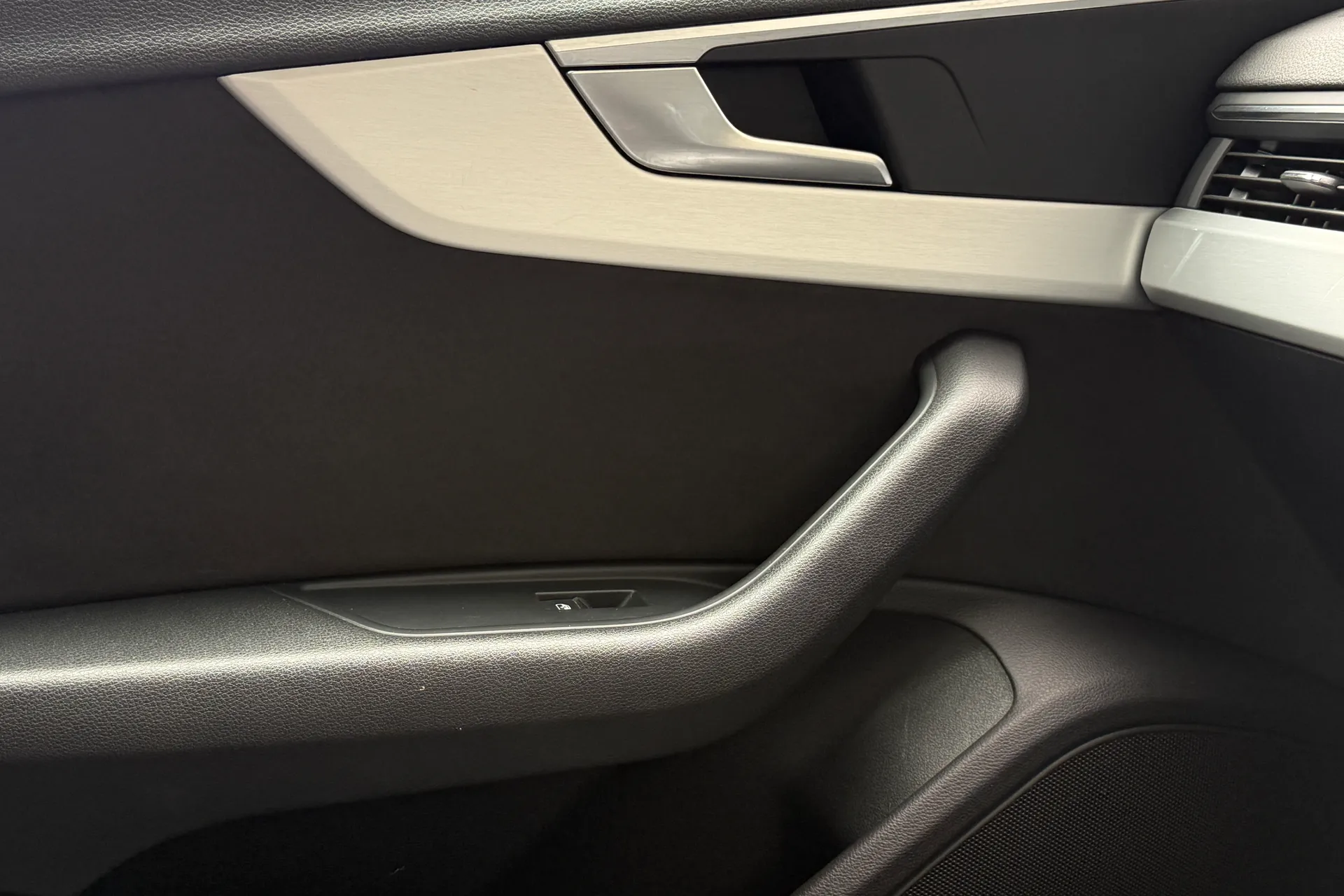 Audi A4 thumbnail image number 30