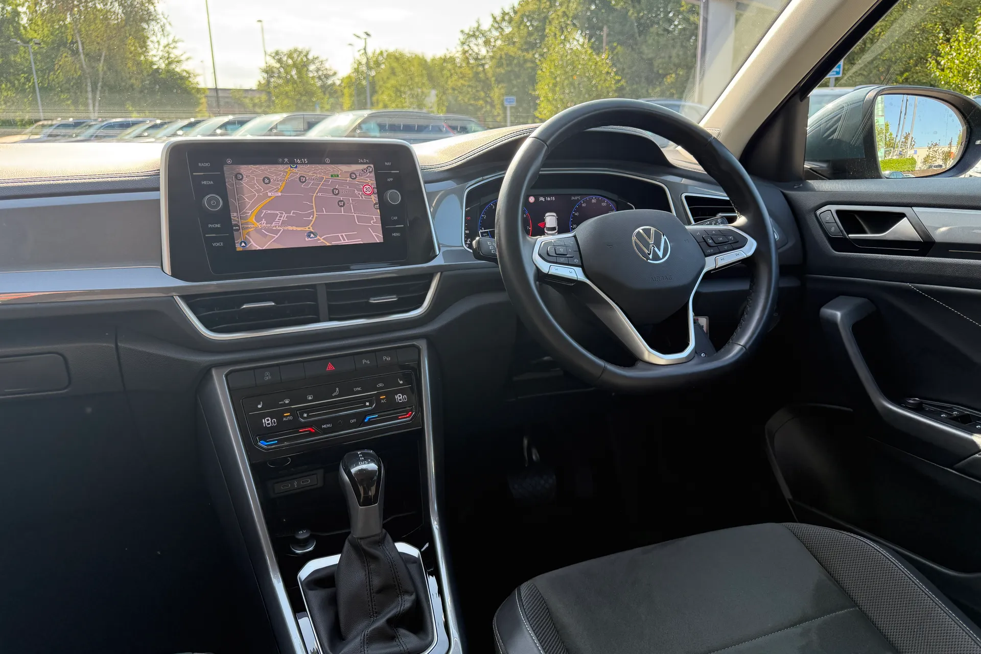 VOLKSWAGEN T-ROC thumbnail image number 32