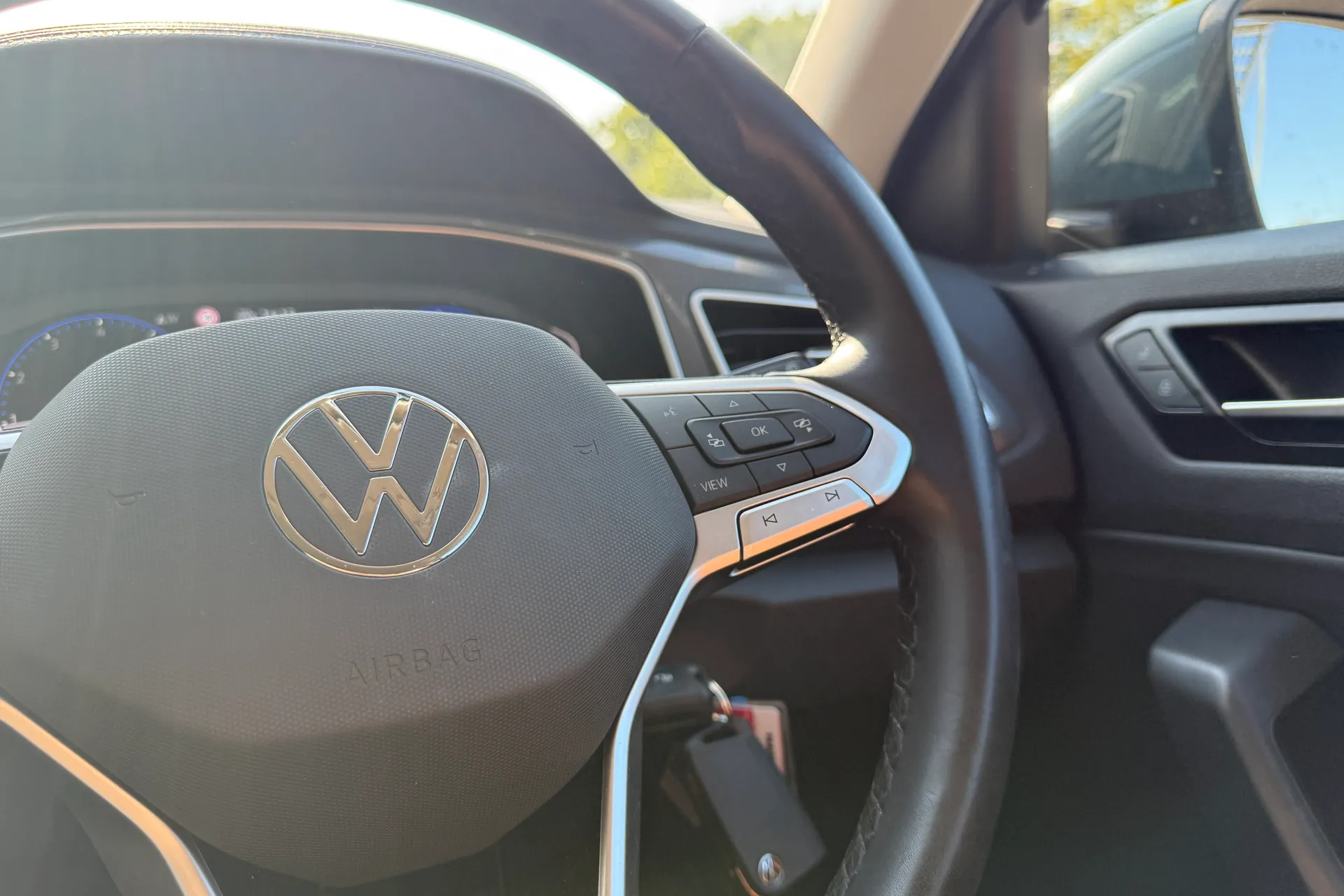 VOLKSWAGEN T-ROC thumbnail image number 34