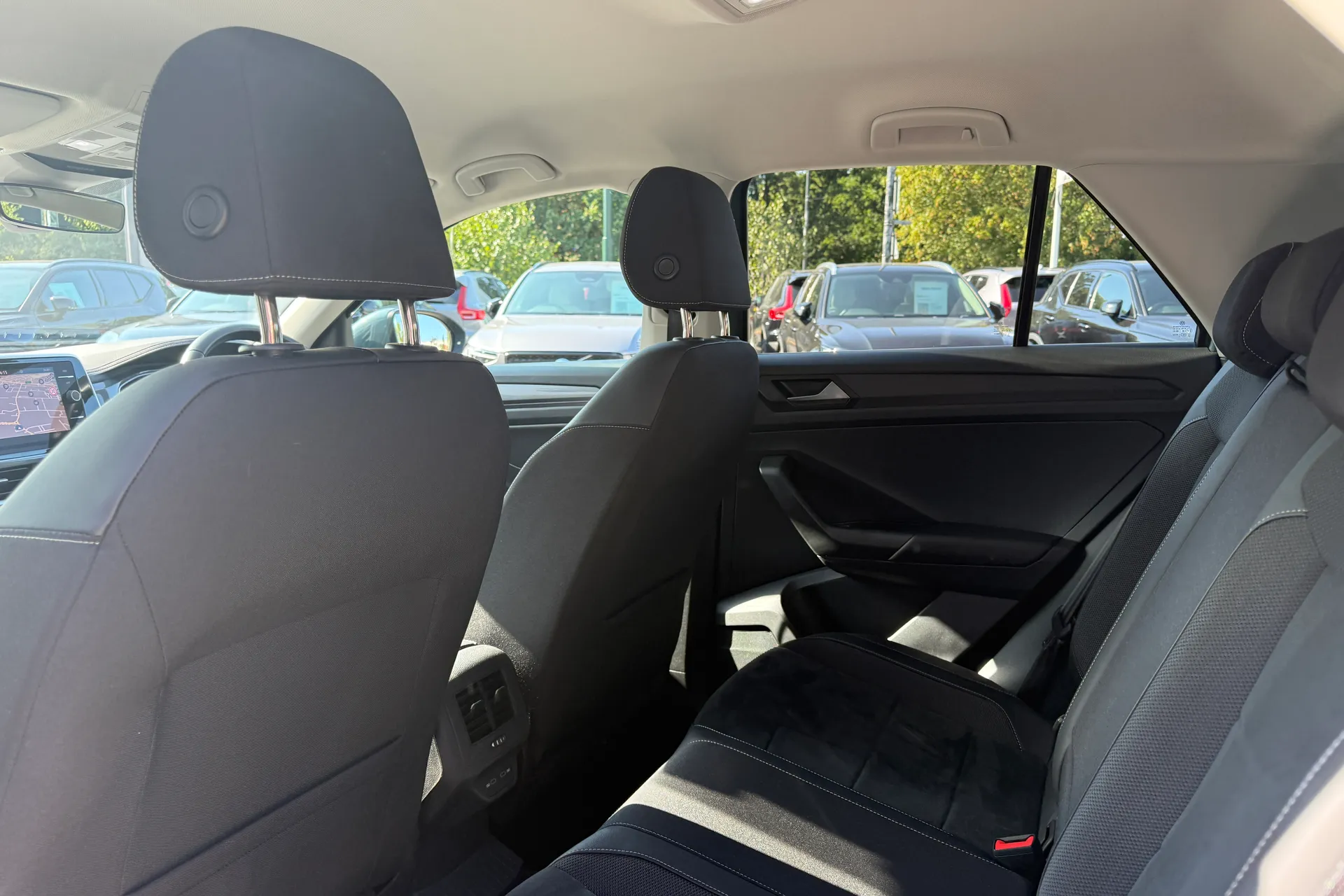 VOLKSWAGEN T-ROC thumbnail image number 27