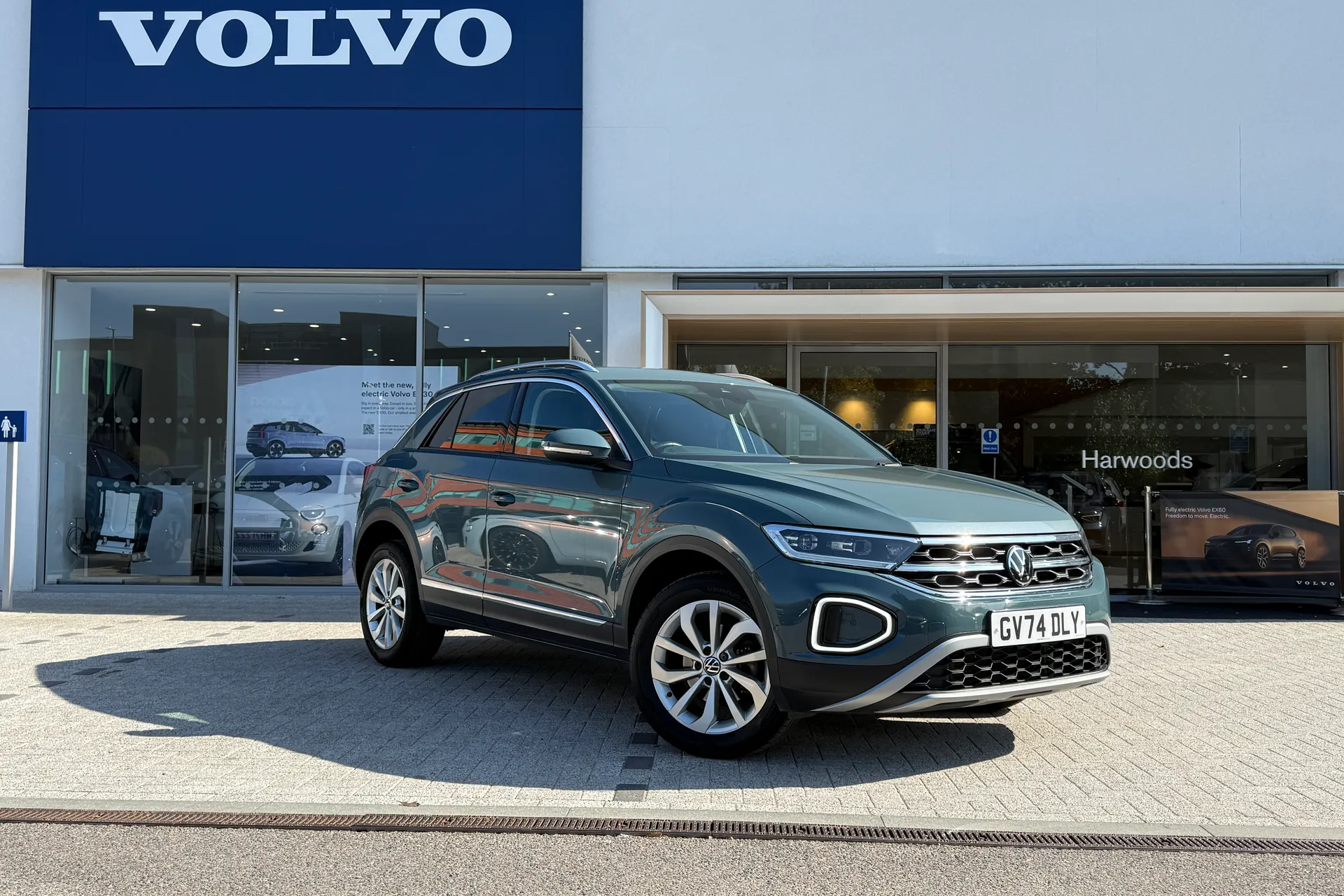 VOLKSWAGEN T-ROC focused image