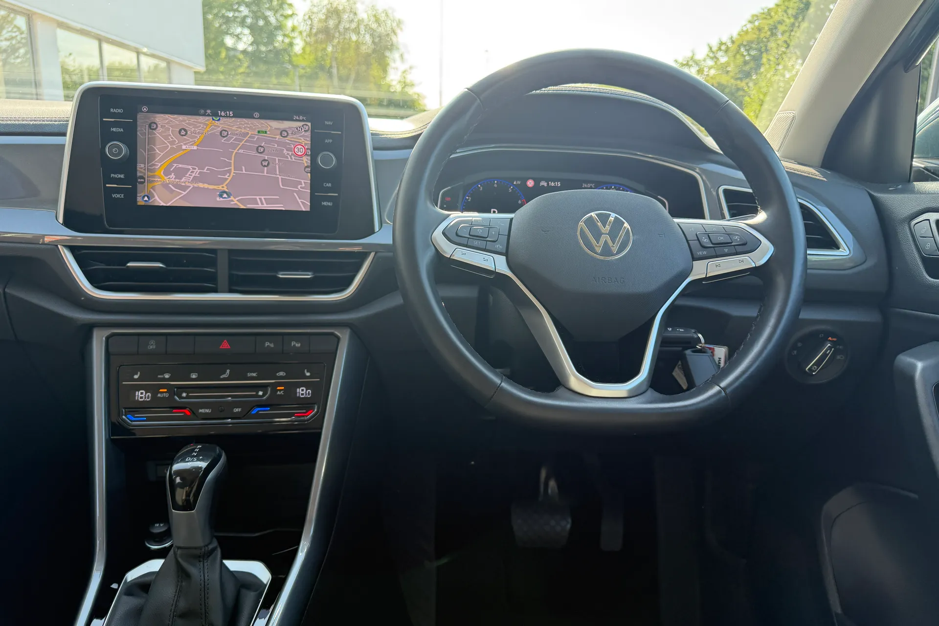VOLKSWAGEN T-ROC thumbnail image number 31