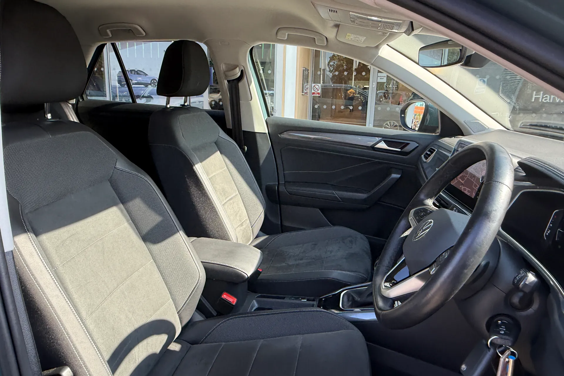 VOLKSWAGEN T-ROC thumbnail image number 24