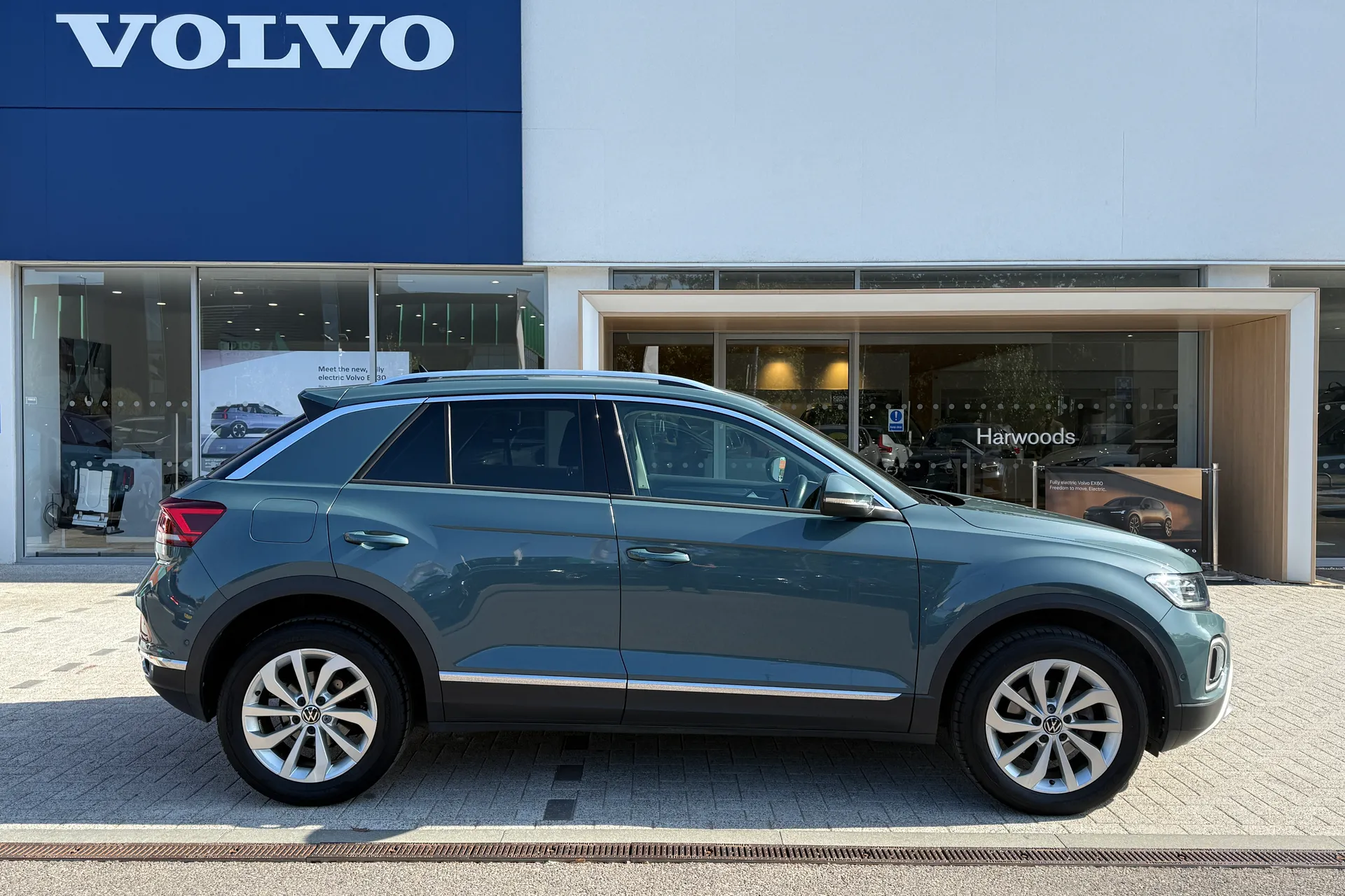 VOLKSWAGEN T-ROC thumbnail image number 2