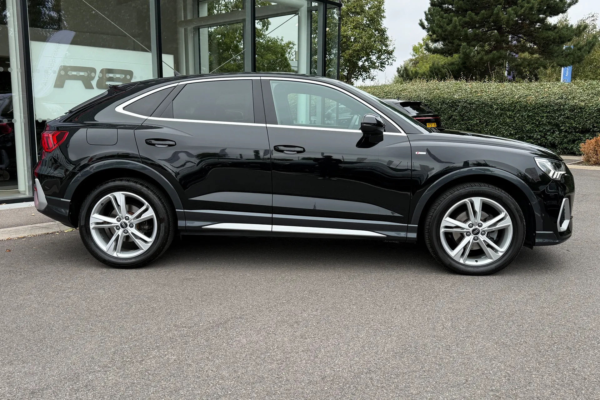 Audi Q3 thumbnail image number 2