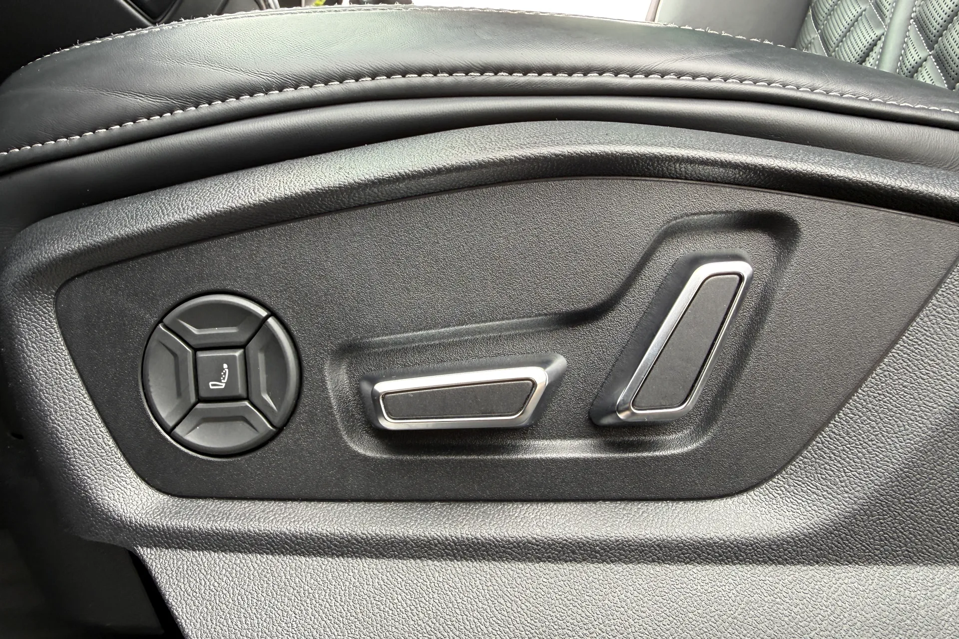 Audi Q8 thumbnail image number 24