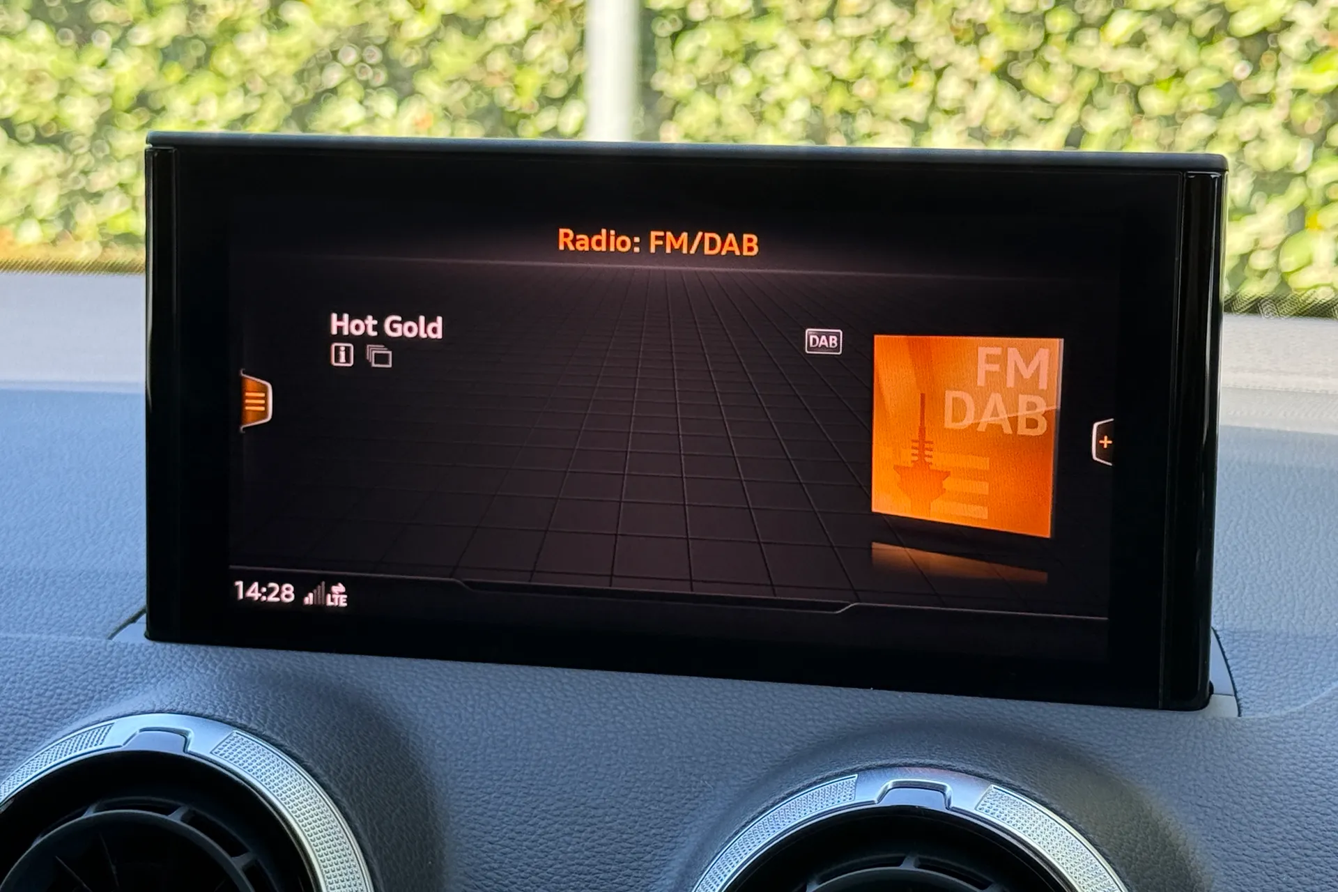 Audi Q2 thumbnail image number 12
