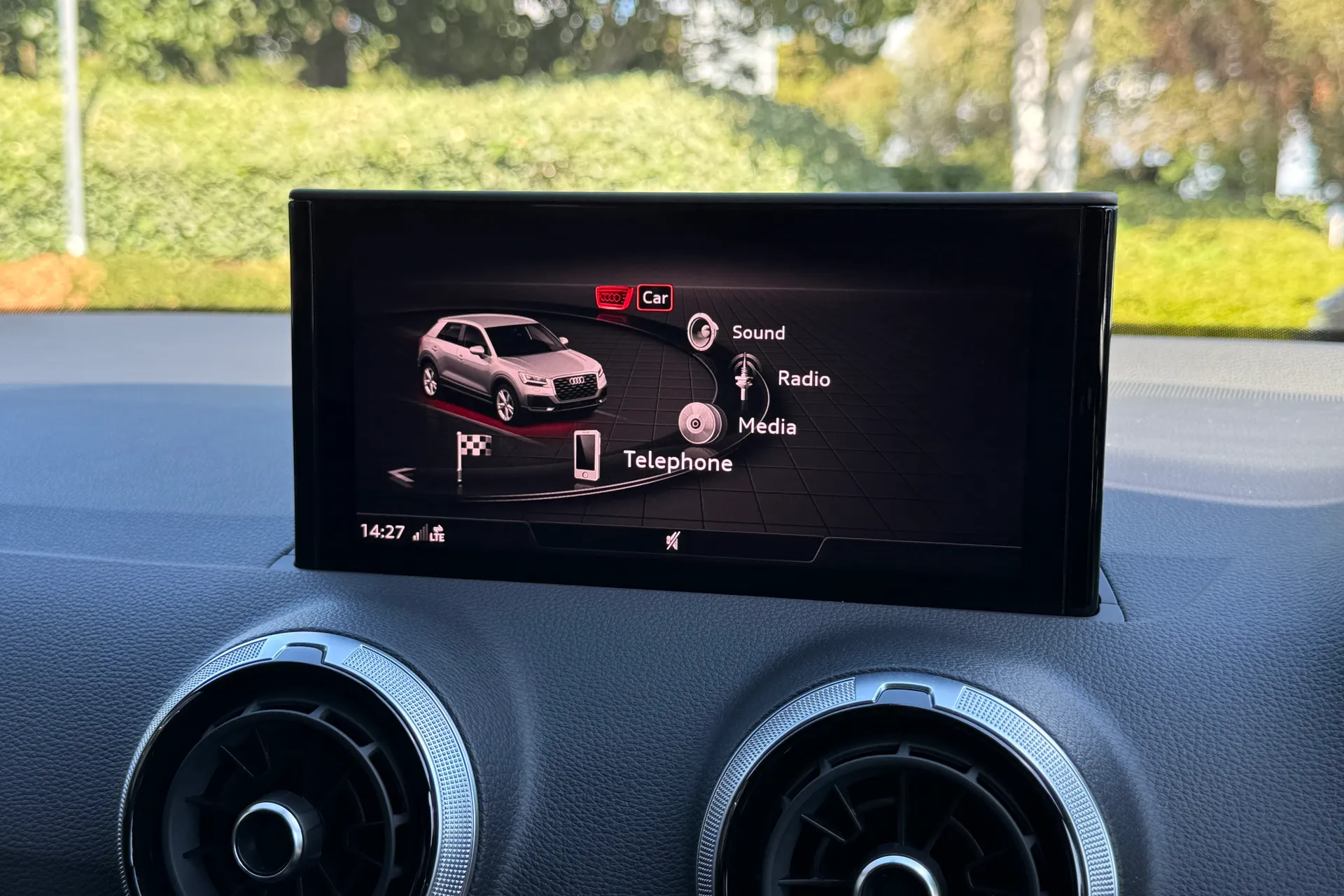 Audi Q2 thumbnail image number 14