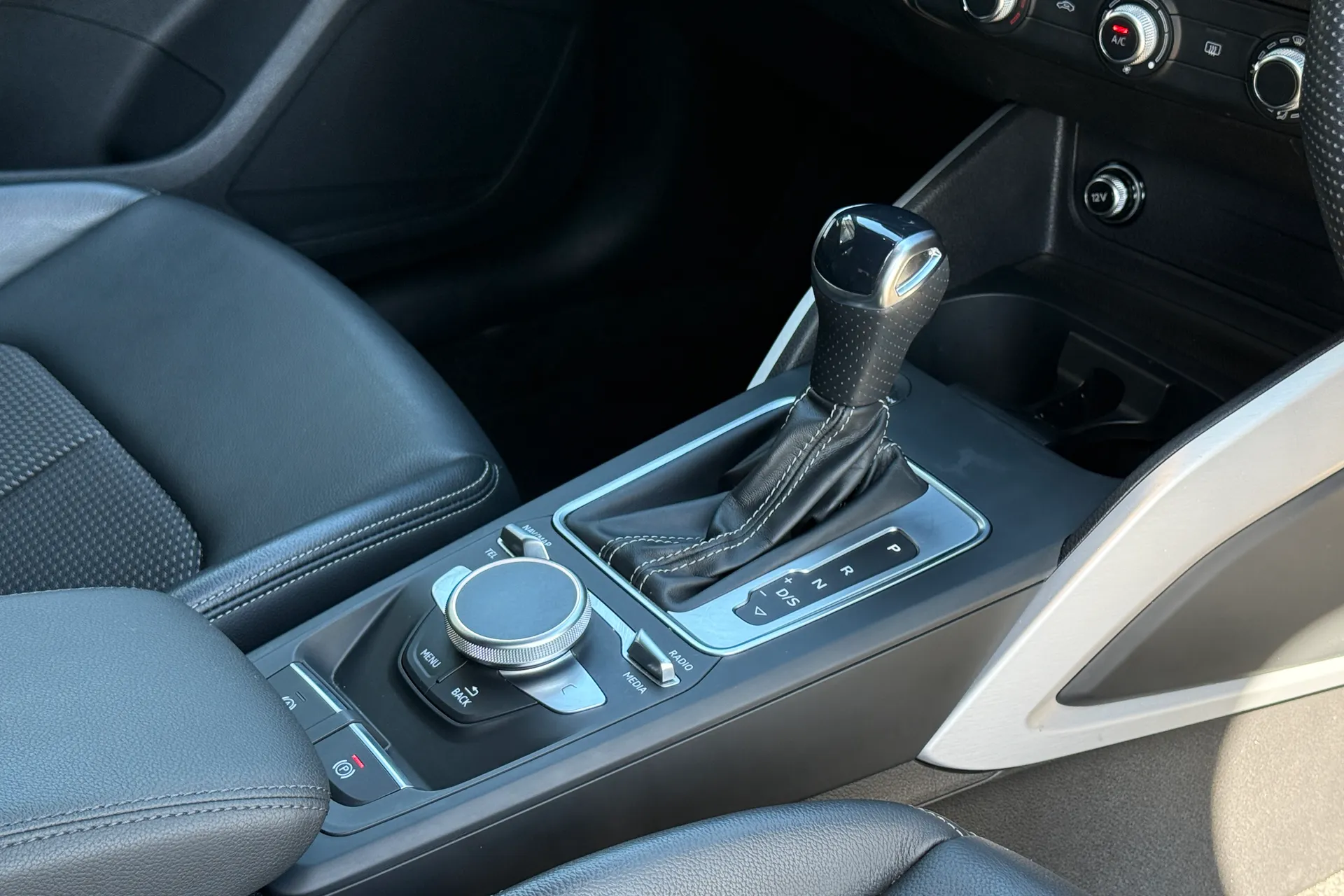 Audi Q2 thumbnail image number 31
