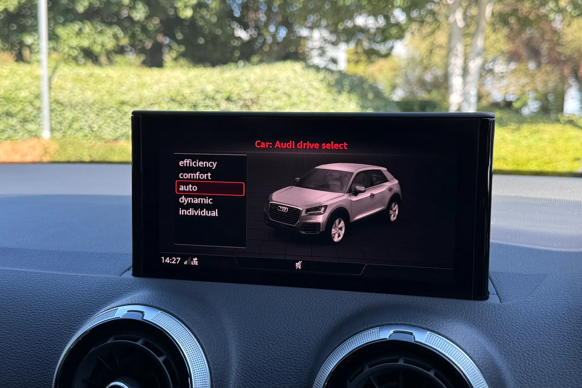 Audi Q2 thumbnail image number 19