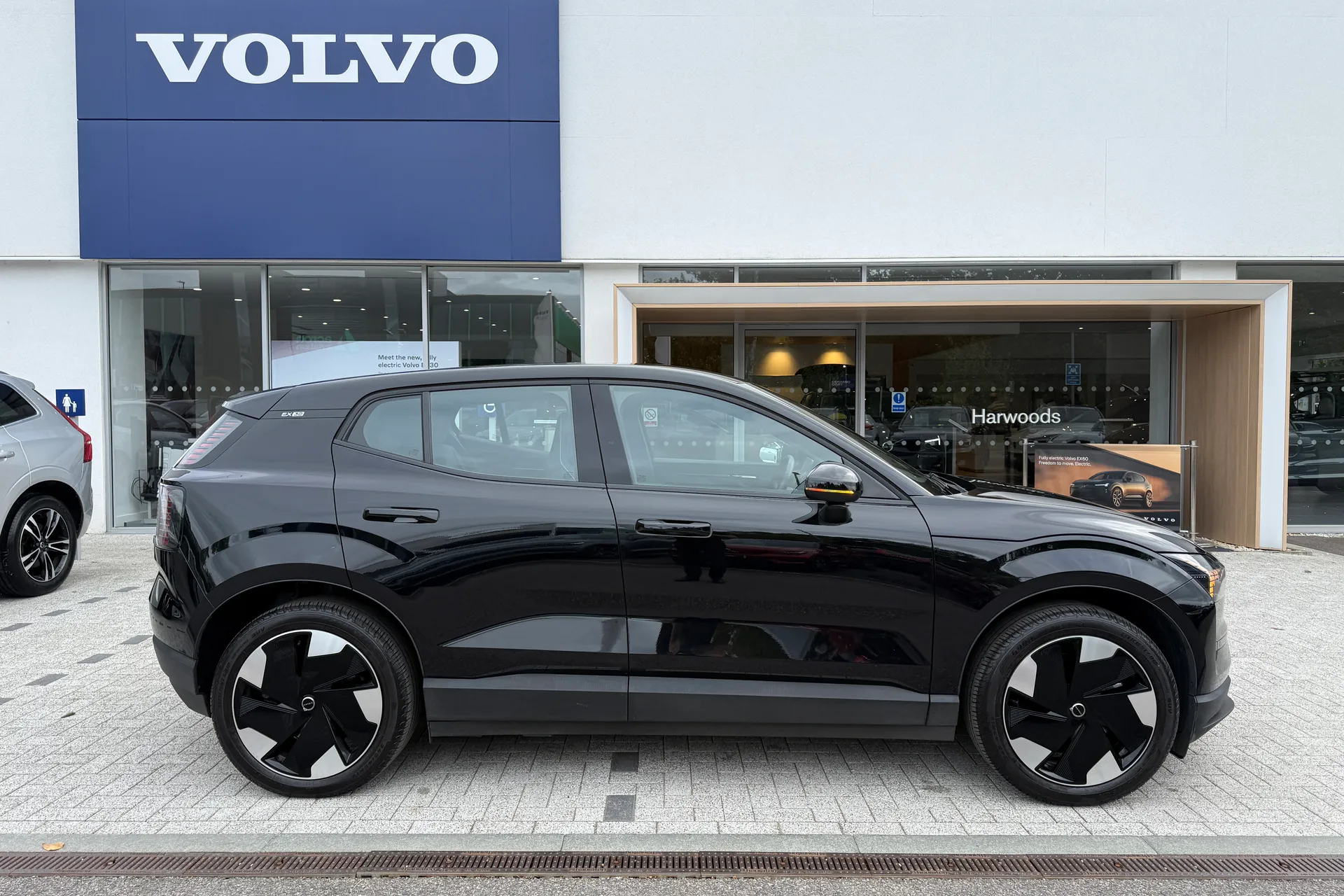 Volvo EX30 thumbnail image number 2
