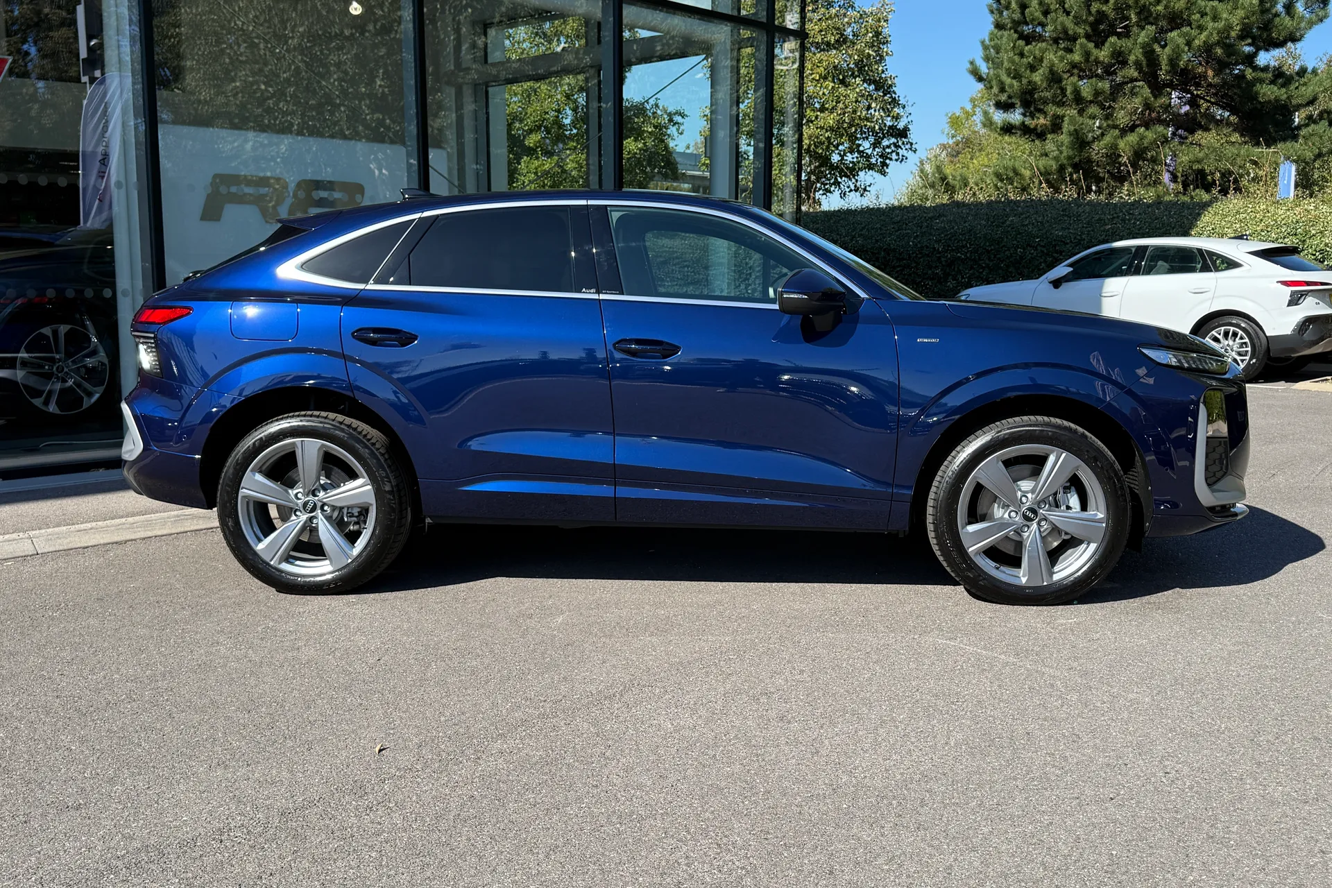 Audi Q3 thumbnail image number 2
