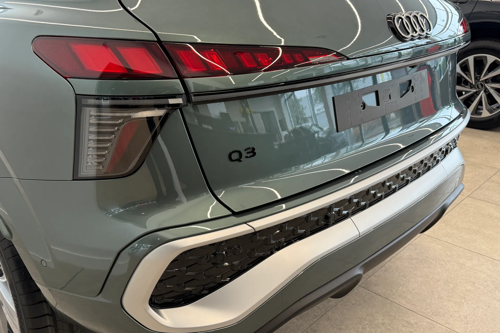 Audi Q3 thumbnail image number 16