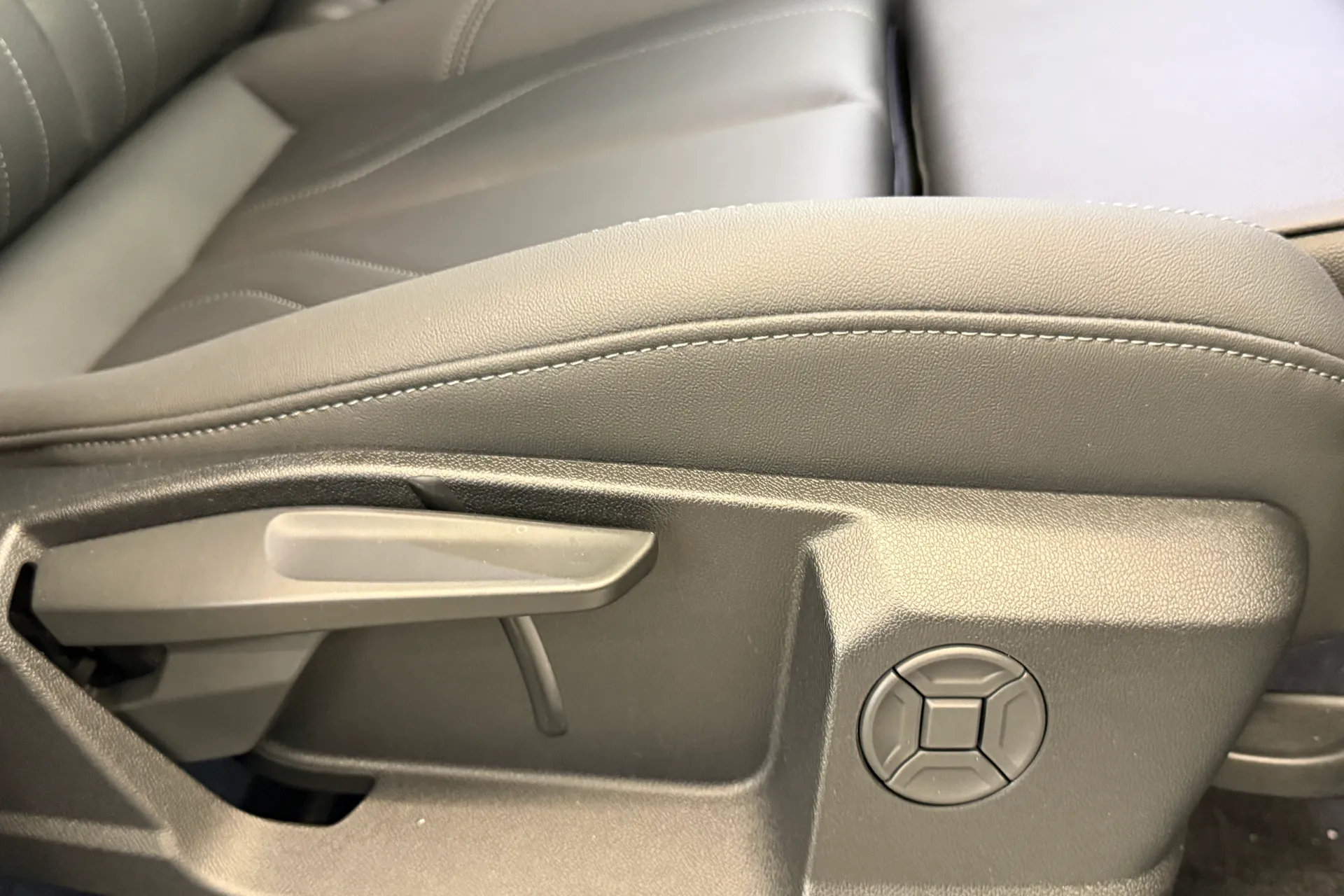 Audi Q3 thumbnail image number 35