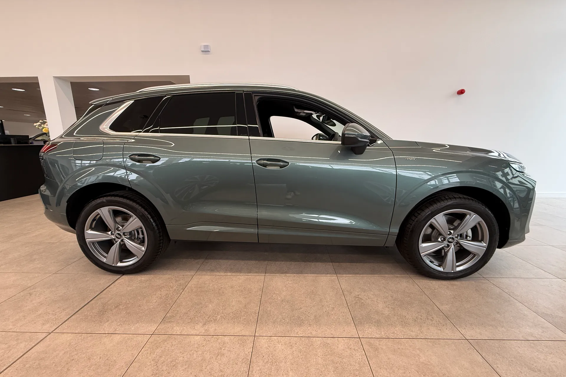 Audi Q3 thumbnail image number 2