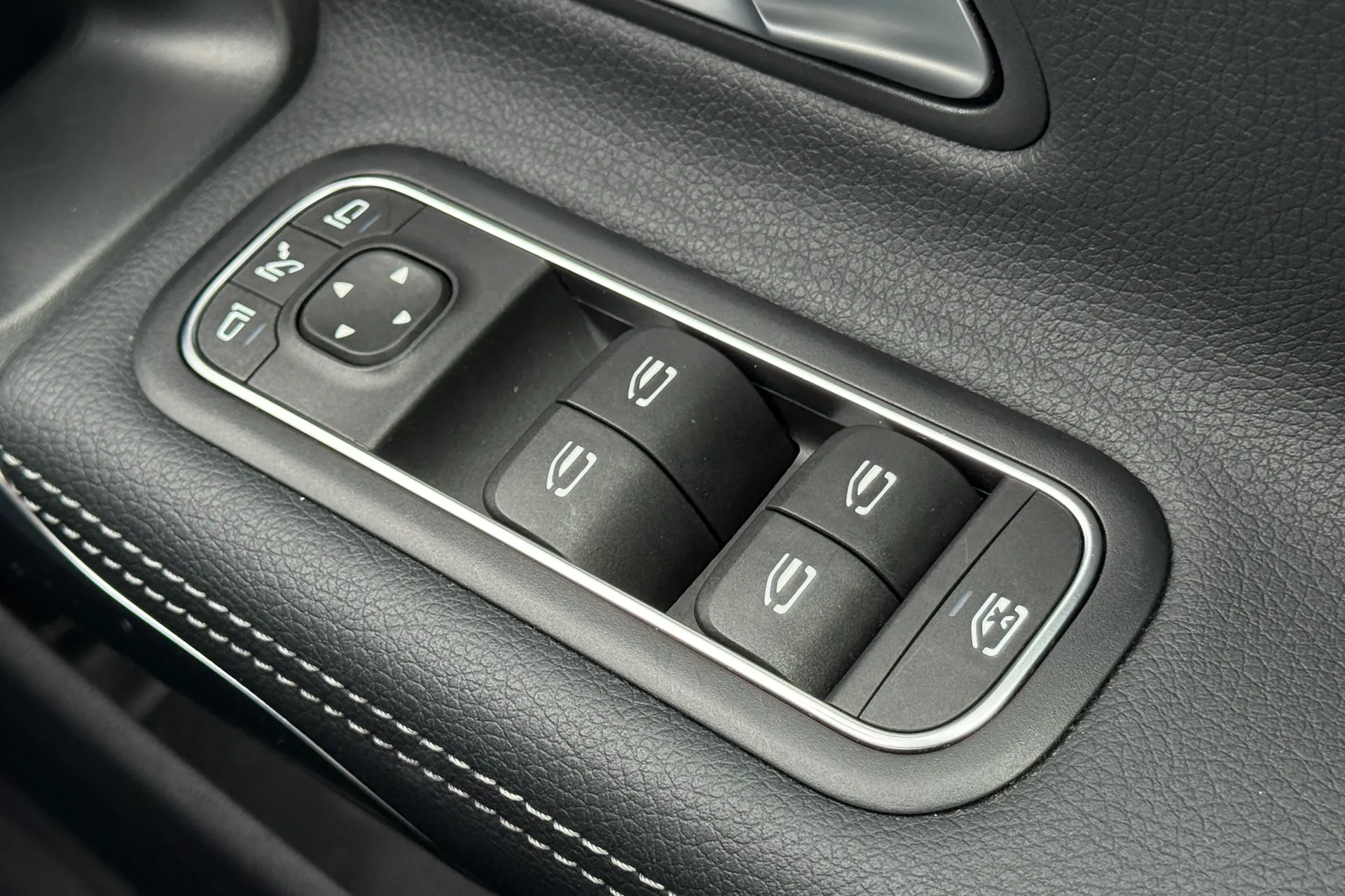 MERCEDES-BENZ CLA thumbnail image number 17