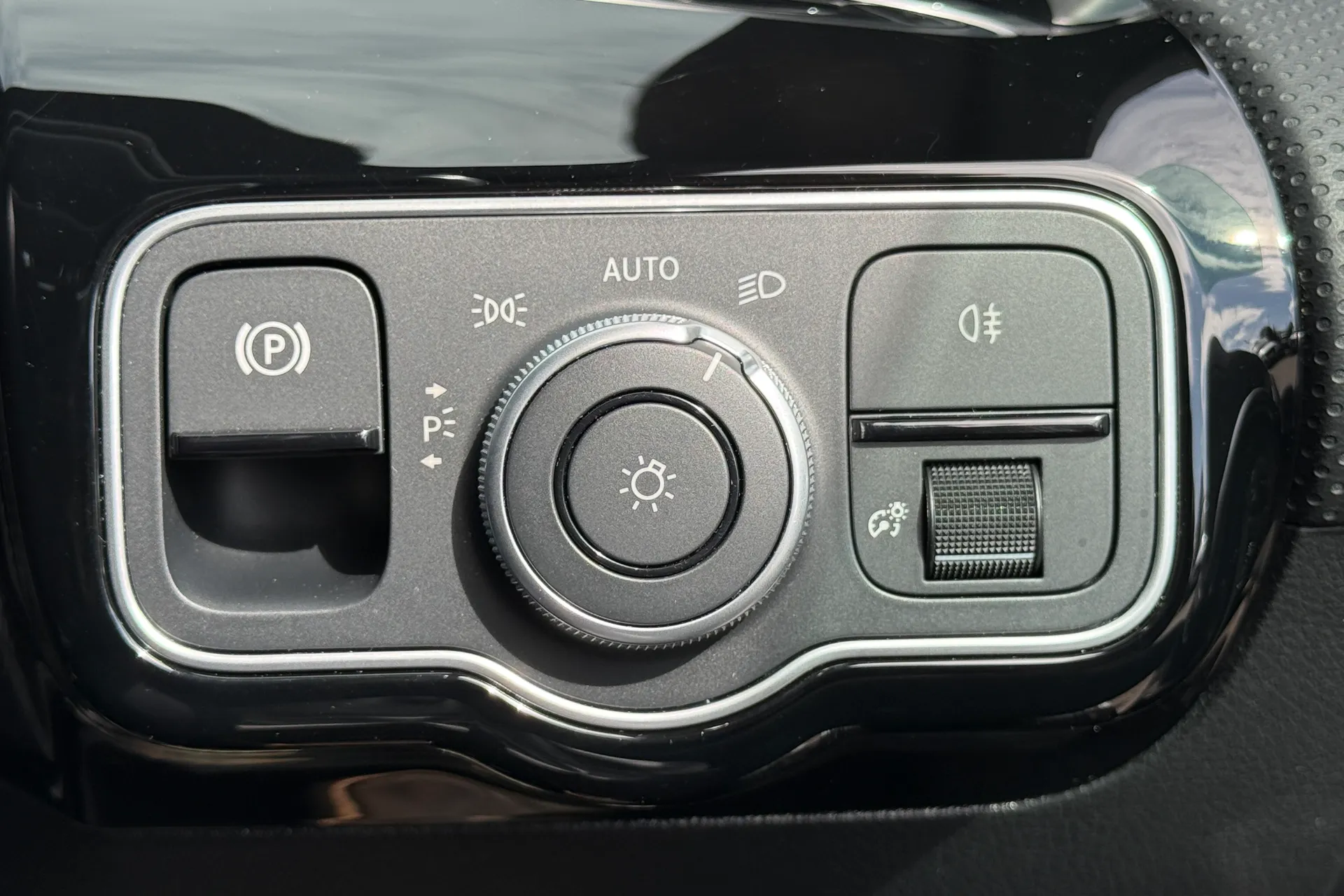 MERCEDES-BENZ CLA thumbnail image number 21