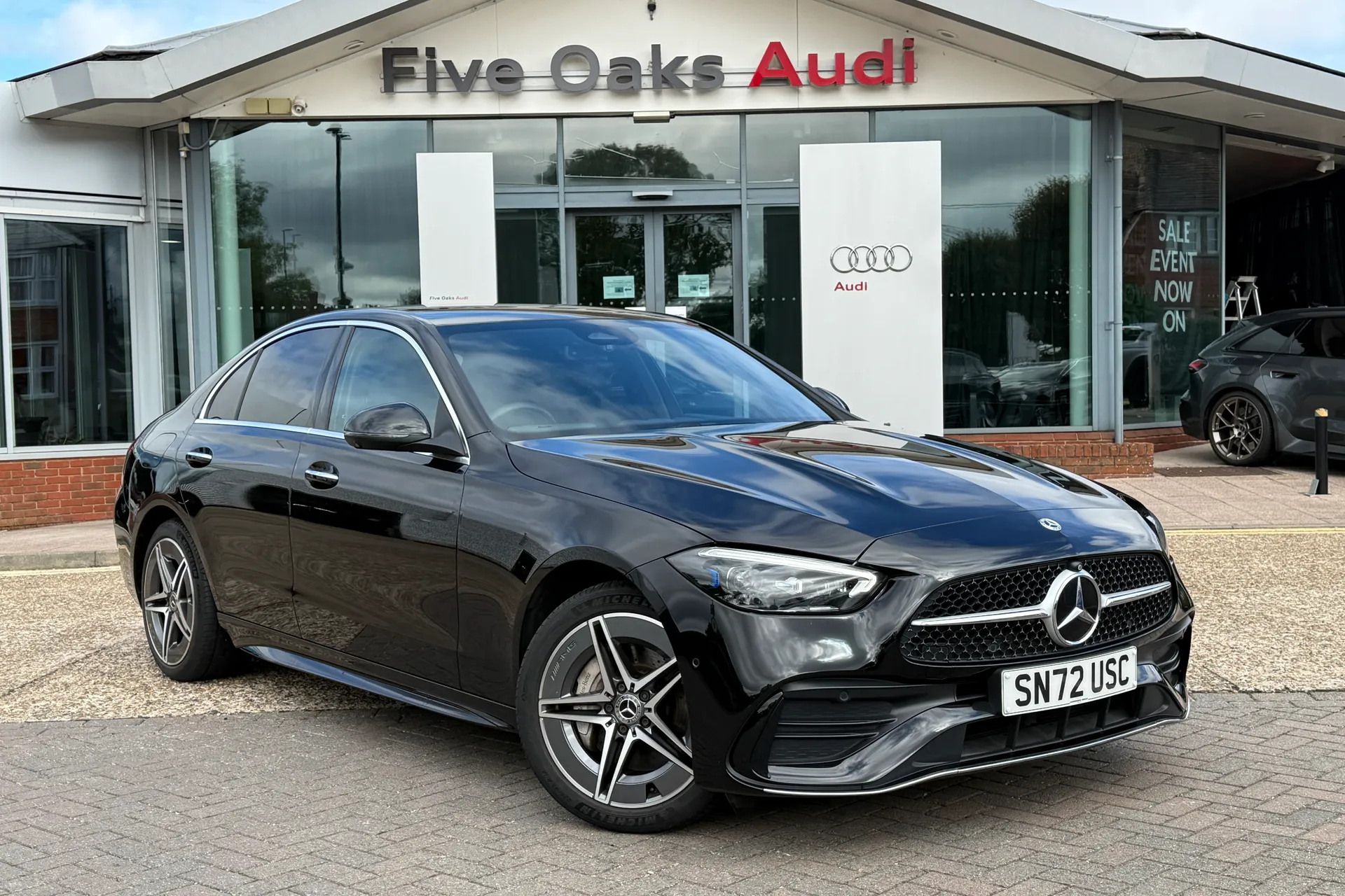 MERCEDES-BENZ C CLASS focused image