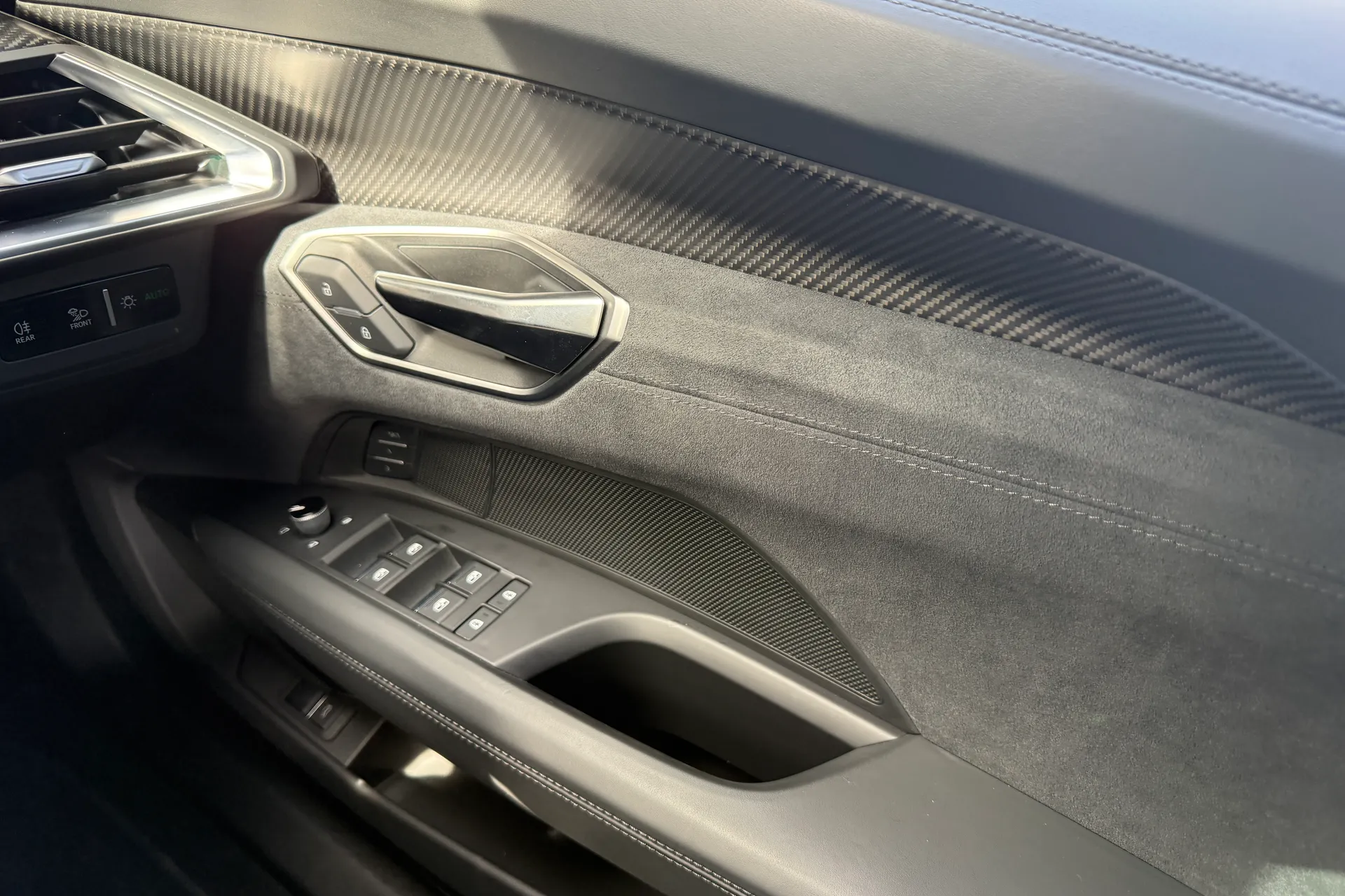 Audi e-tron GT thumbnail image number 9