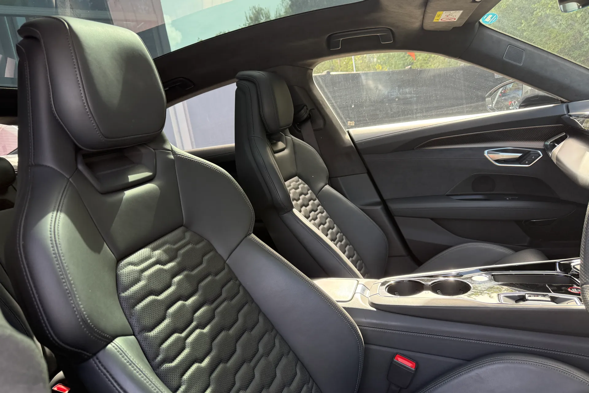 Audi e-tron GT thumbnail image number 25