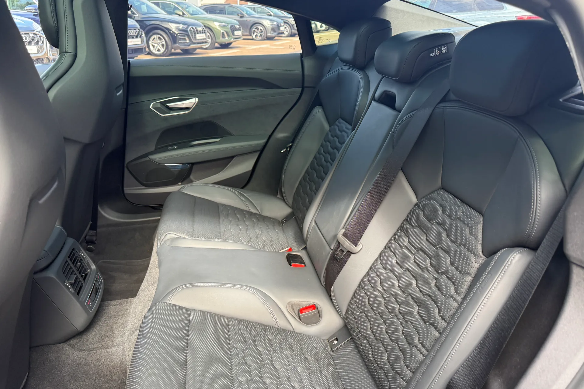 Audi e-tron GT thumbnail image number 46