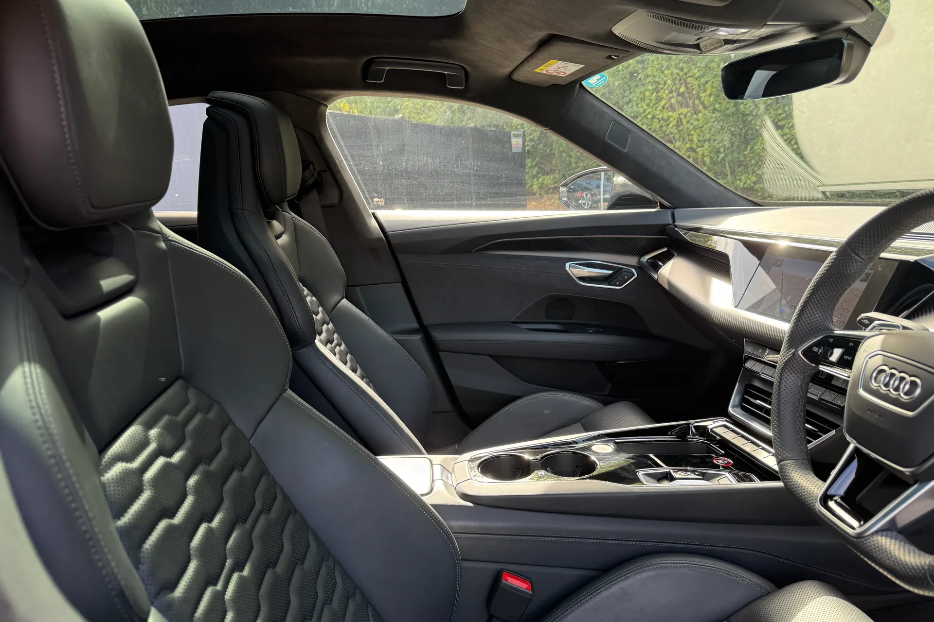 Audi e-tron GT thumbnail image number 26