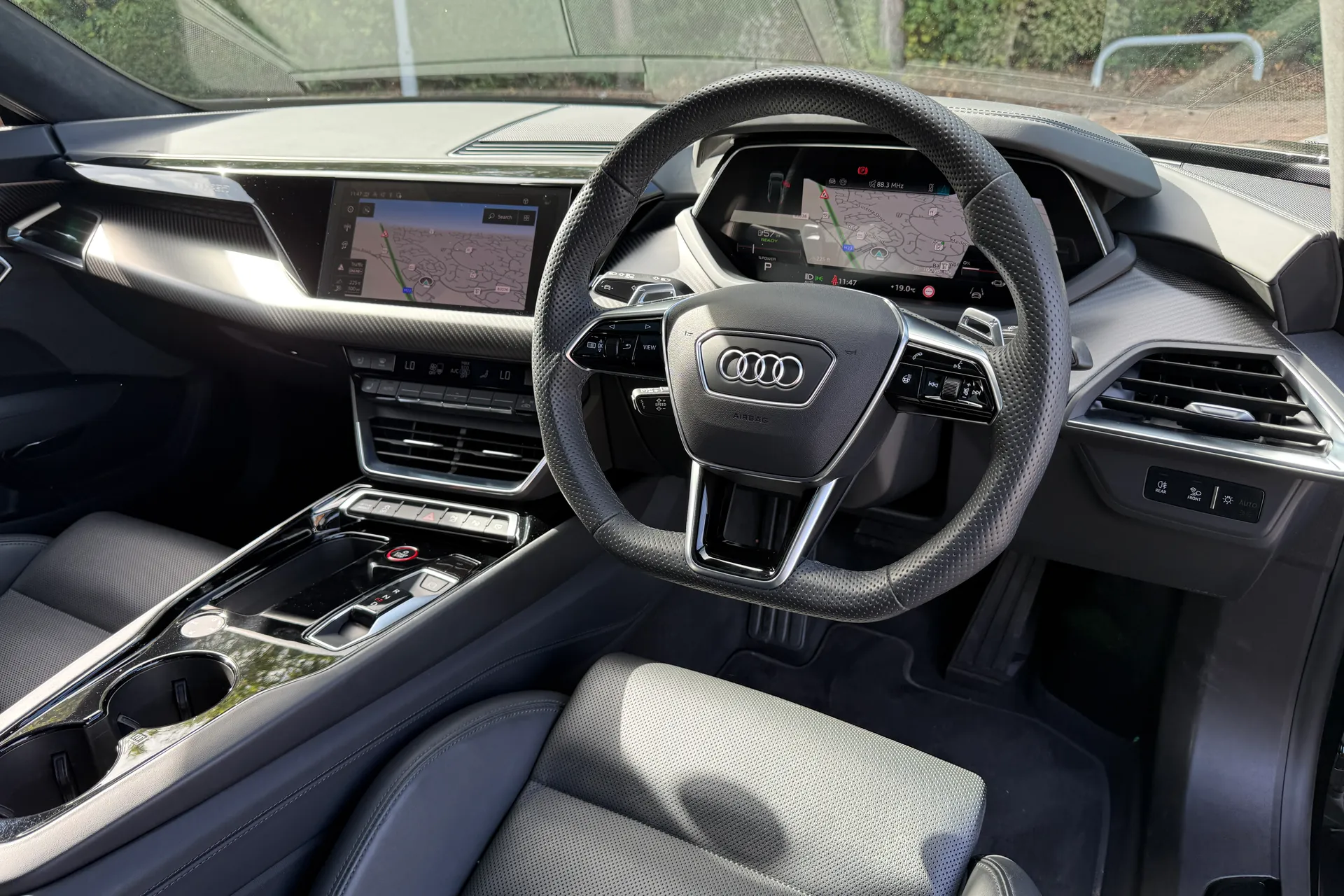 Audi e-tron GT thumbnail image number 24