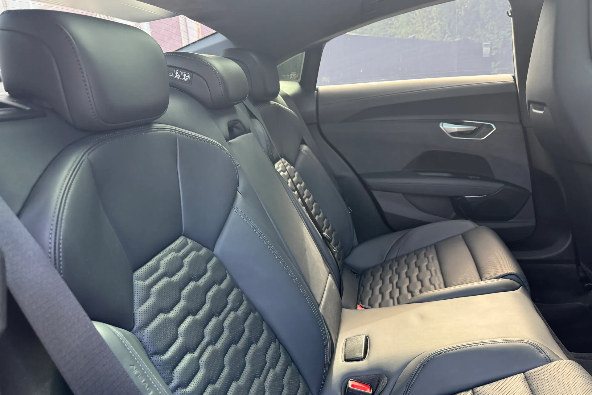 Audi e-tron GT thumbnail image number 29