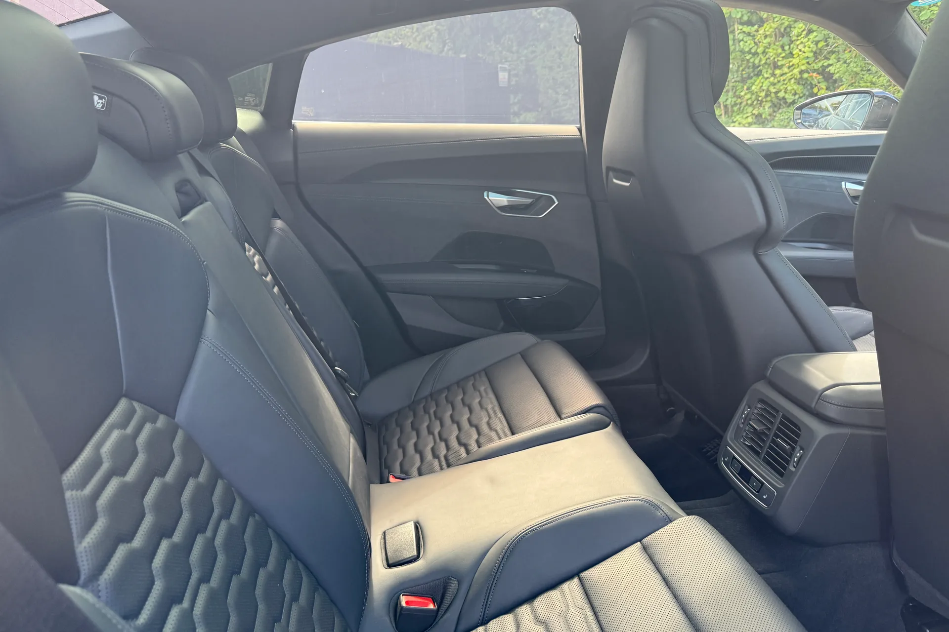 Audi e-tron GT thumbnail image number 30